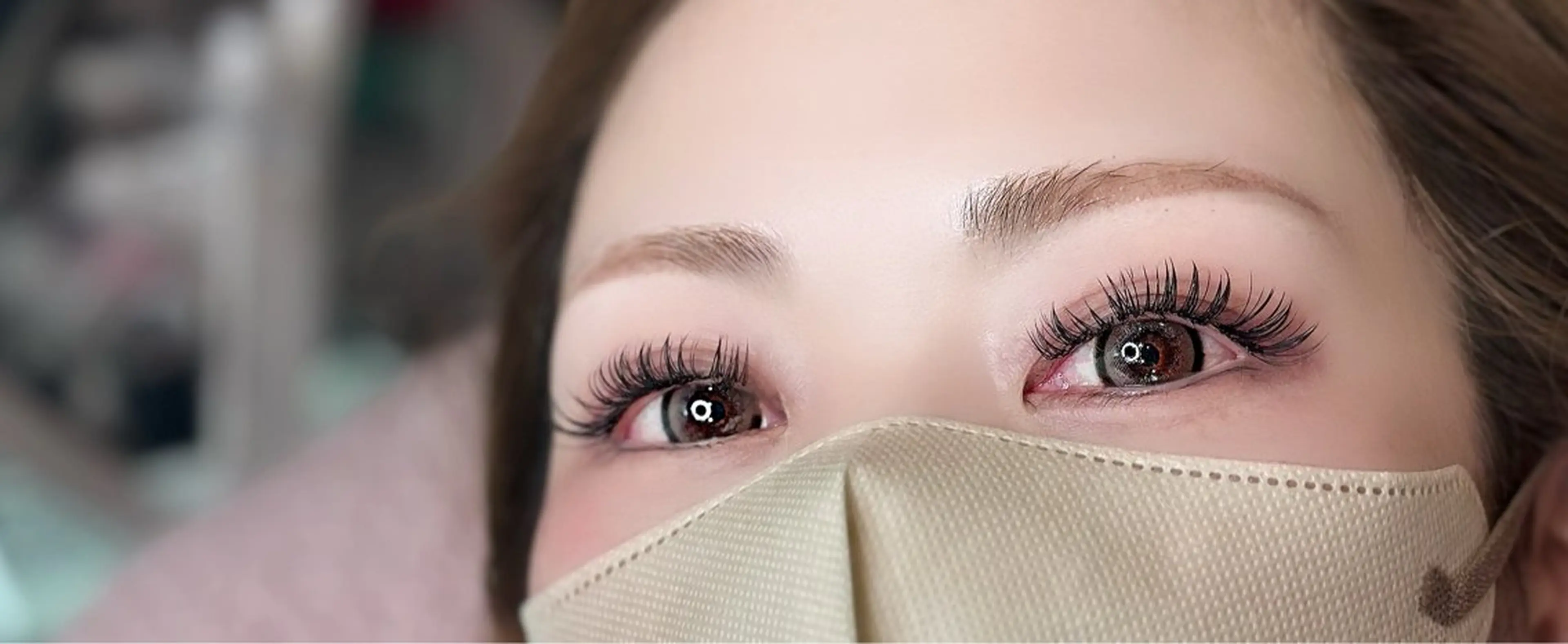 【超軽量&ボリューム◎】メガフラットラッシュ100束（300本）LEDで装着の写真