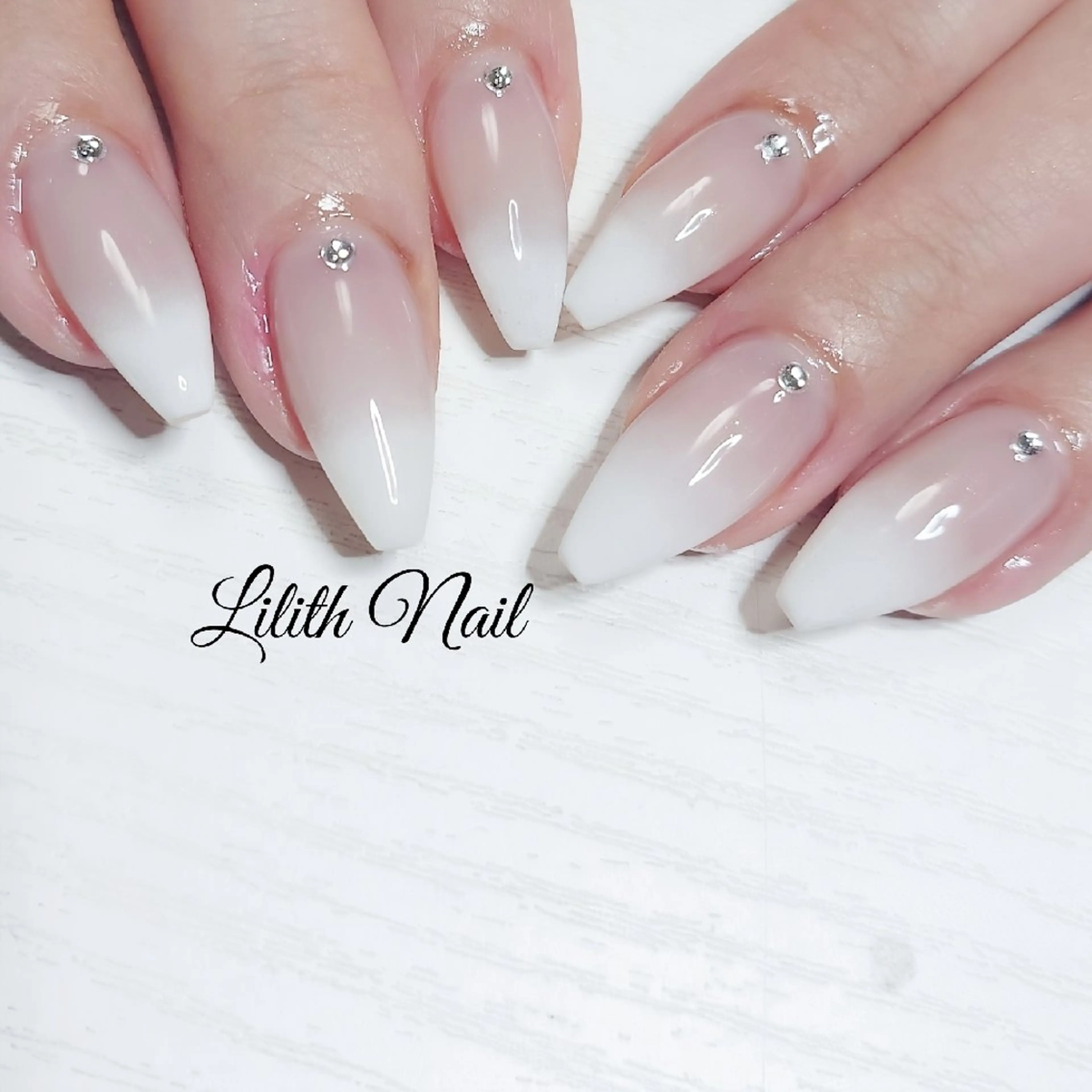 ネイル ストーンネイル ハンドネイル Lilith Nailのネイルデザイン