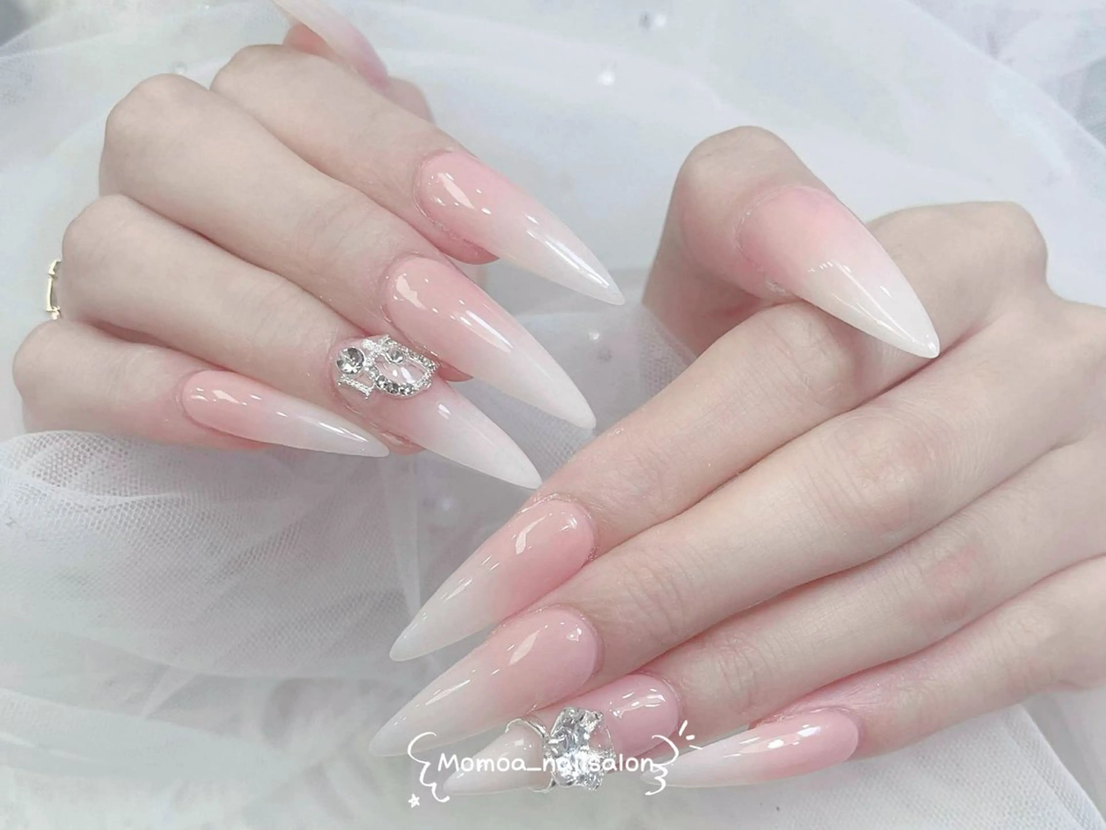 ネイル 成人式 ロングネイル マグネットネイル 大理石ネイル(マーブル) リボン ハンドネイル MoMoA Nail ネイル長さ出し専門店のネイルデザイン