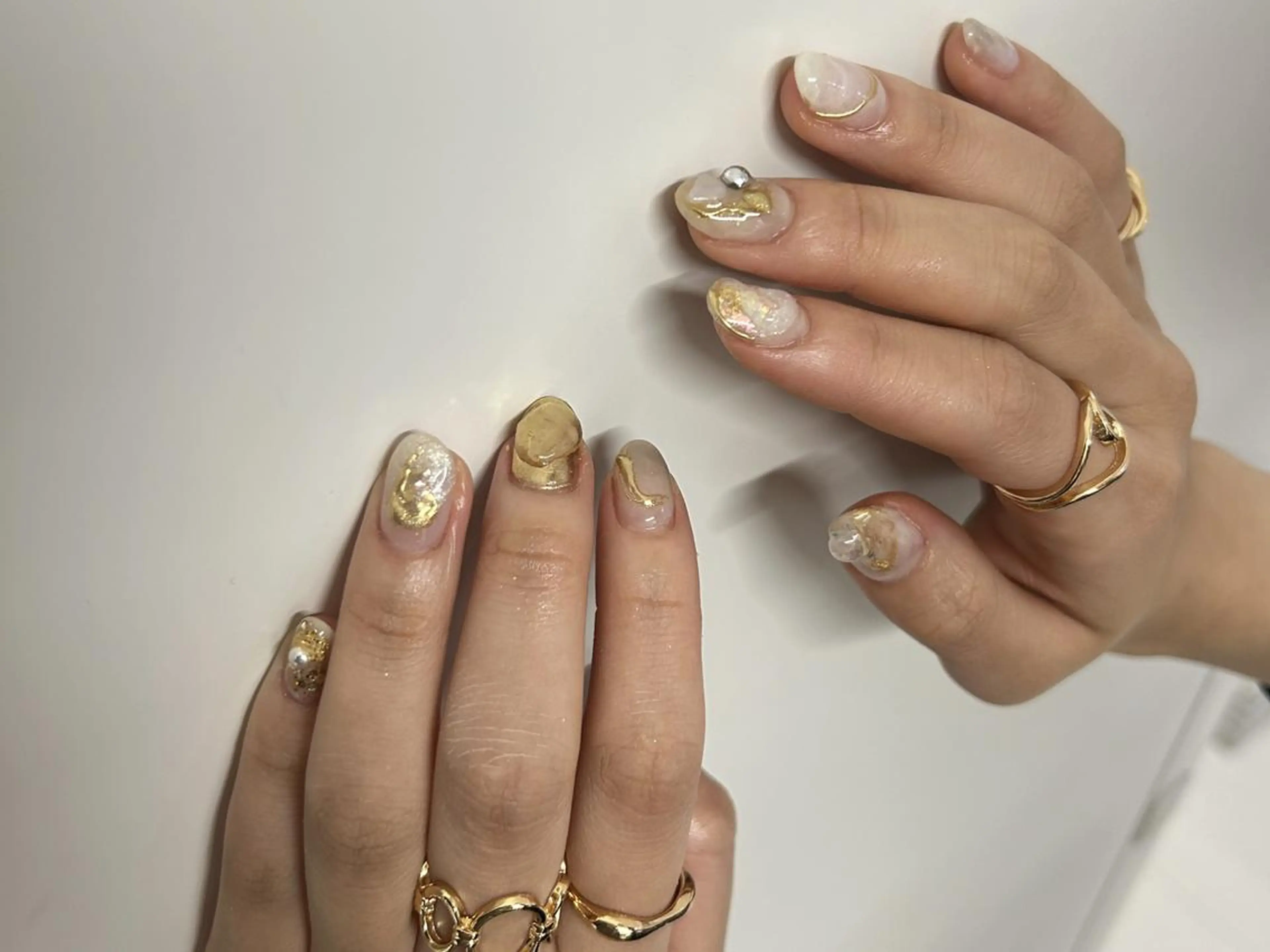 ネイル アートネイル べっ甲ネイル ジェルネイル グリーン キラキラネイル nailstudio eviz新宿店のネイルデザイン