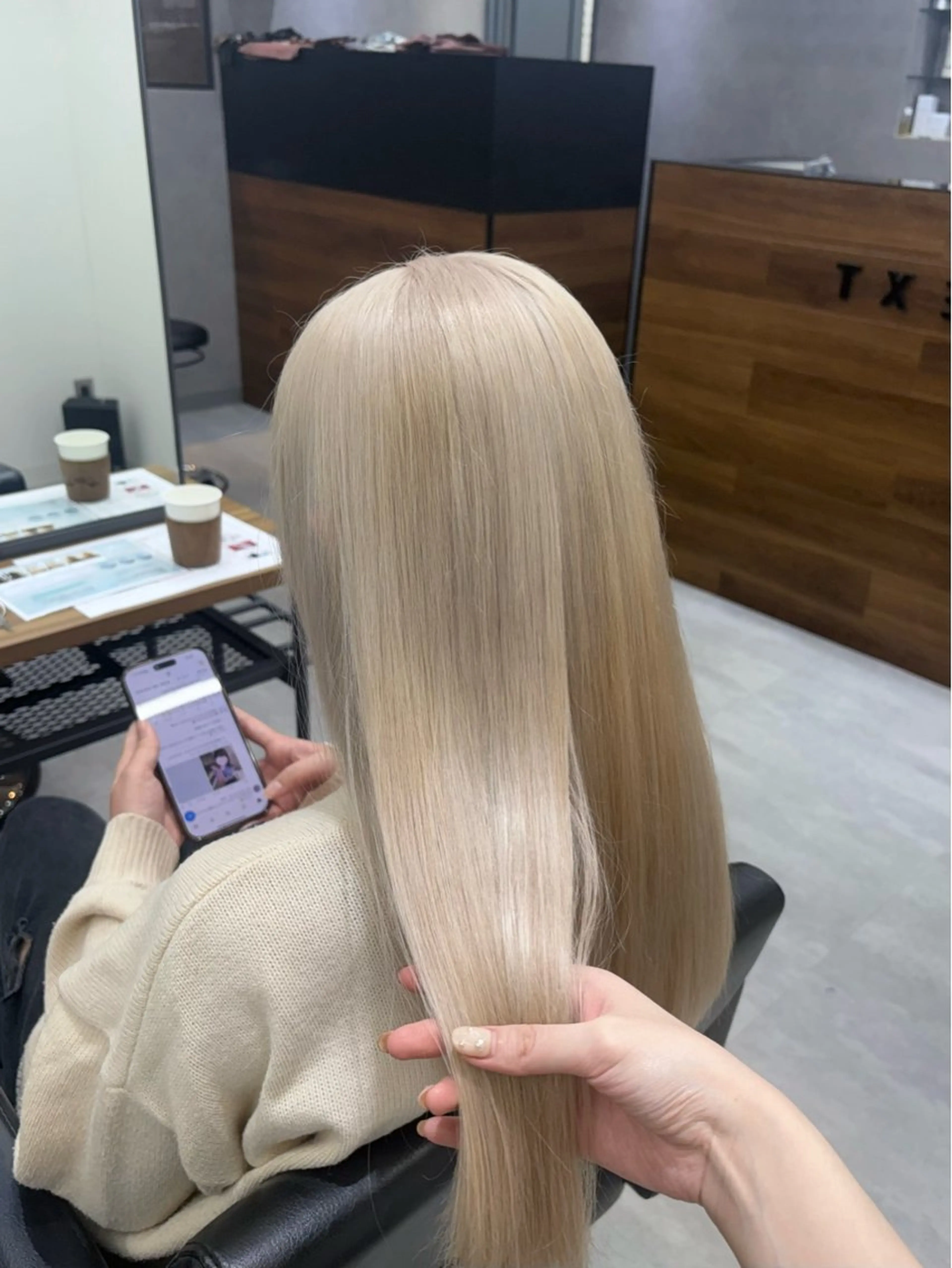 ロング カラー ベージュカラー ブリーチ ホワイトベージュ ヘアカラー ENA💗NEXT /ハイトーンエクステのヘアスタイル