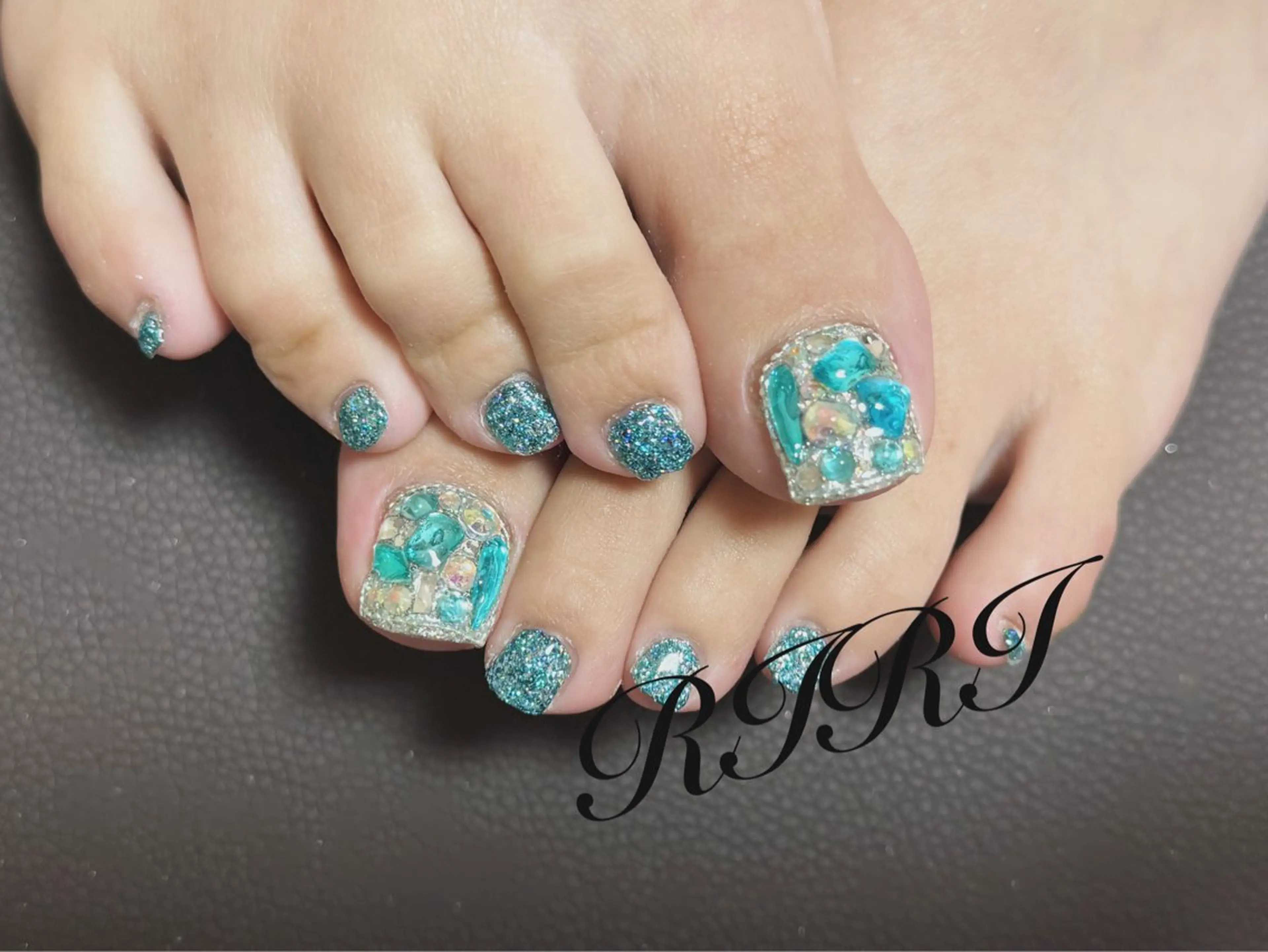 ネイル ブルー フットネイル ジェルネイル キラキラネイル ショートネイル riri オーナーのネイルデザイン