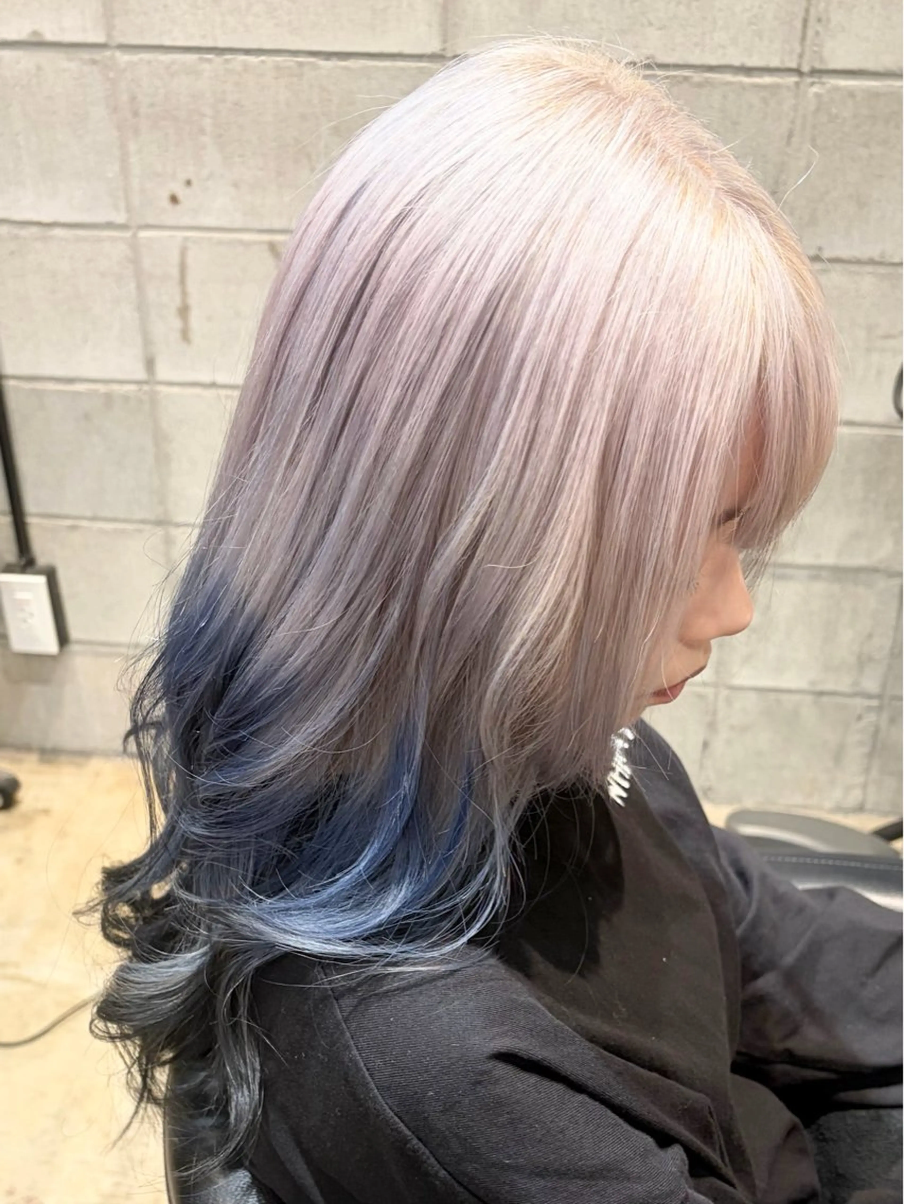 ロング カラー 黒髪 ブルーカラー デザインカラー カット ヘアカラー トリートメント みわ/博多 ブリーチ/メンズヘアのヘアスタイル