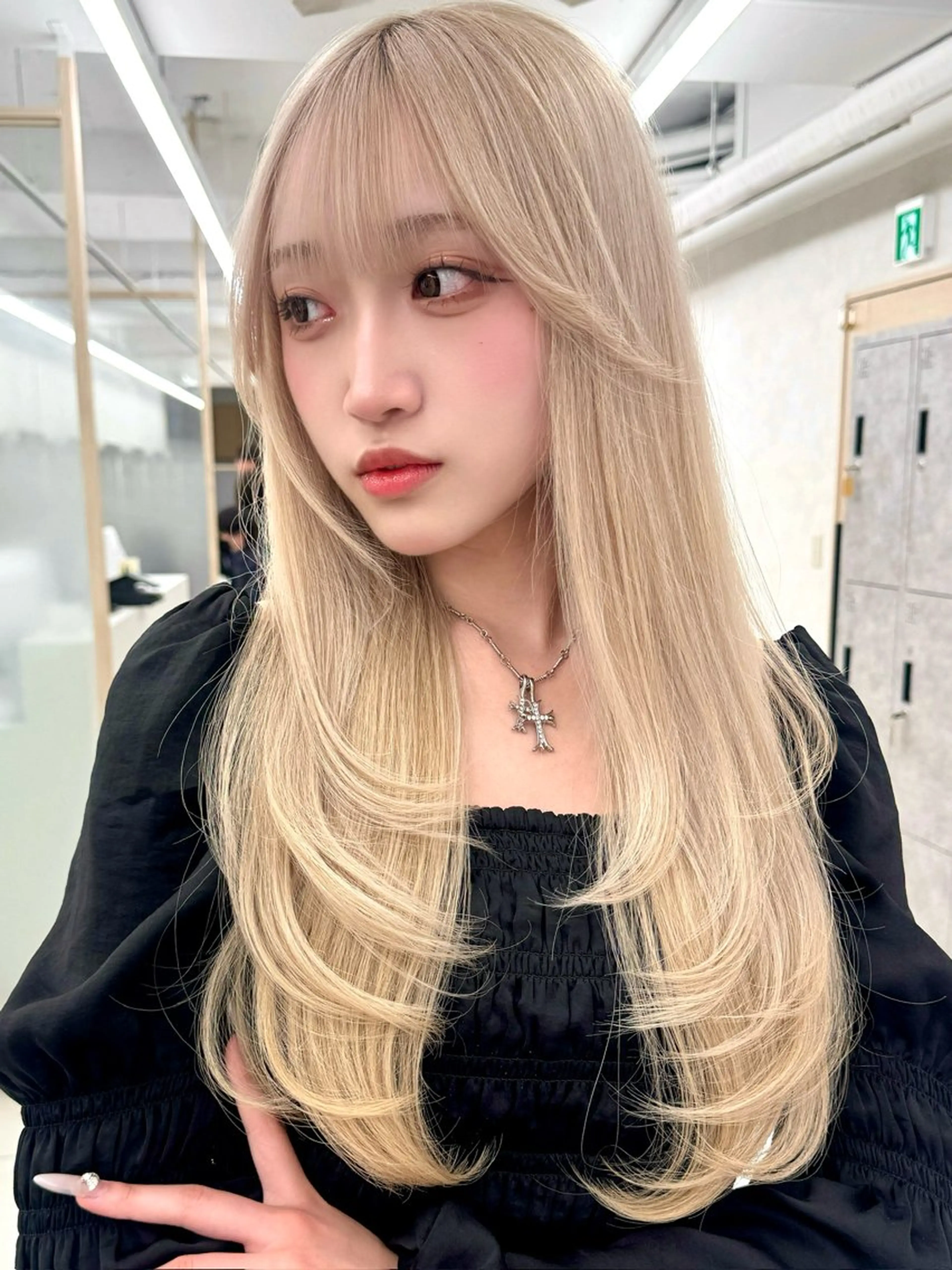 ロング 顔周りカット 韓国風ヘア レイヤーカット ロング 小顔カット カット 三鷹で1番ショート ボブをカットする新谷のヘアスタイル