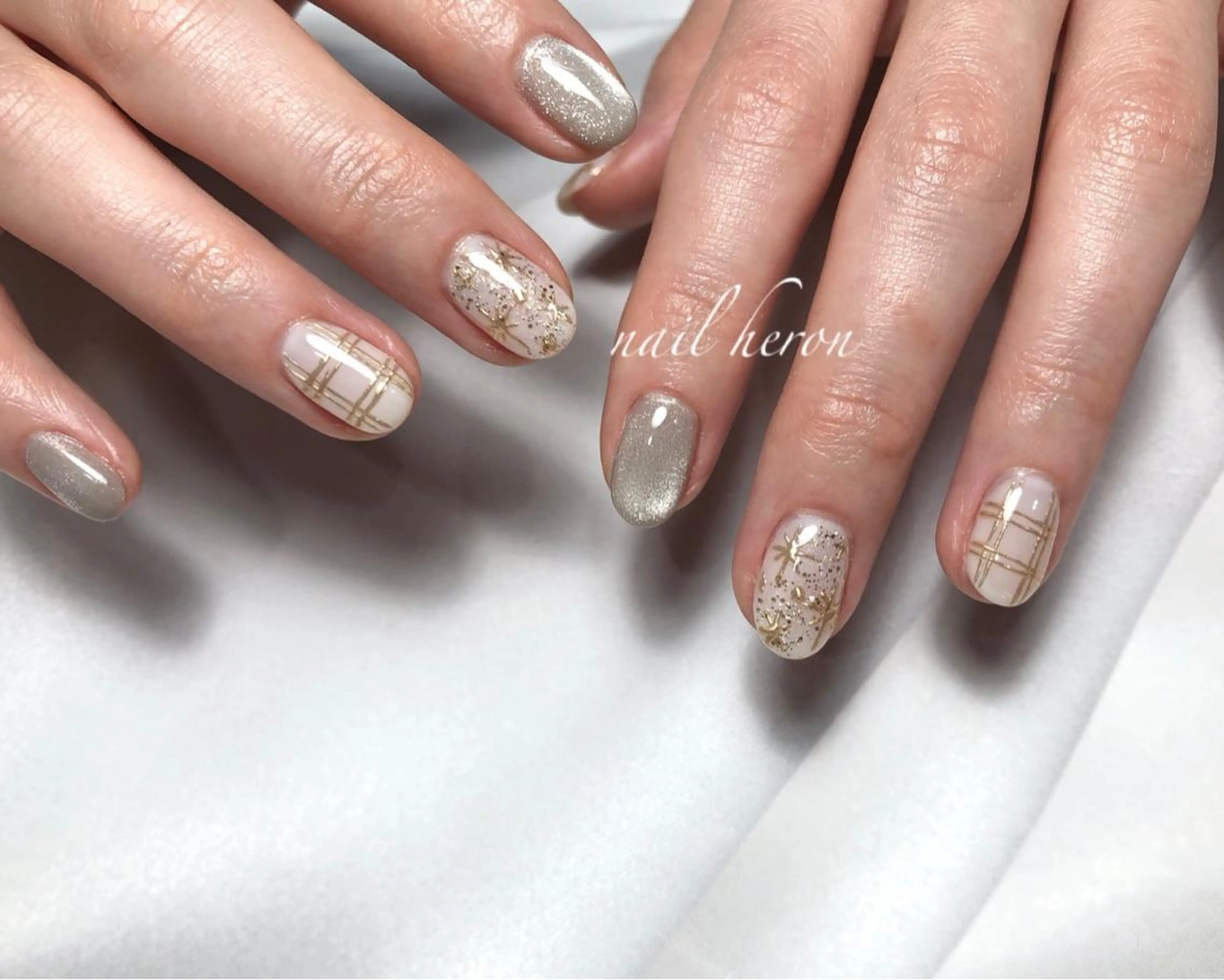 ネイル ゴールド ホワイト ハンドネイル saki_ nail heronのネイルデザイン