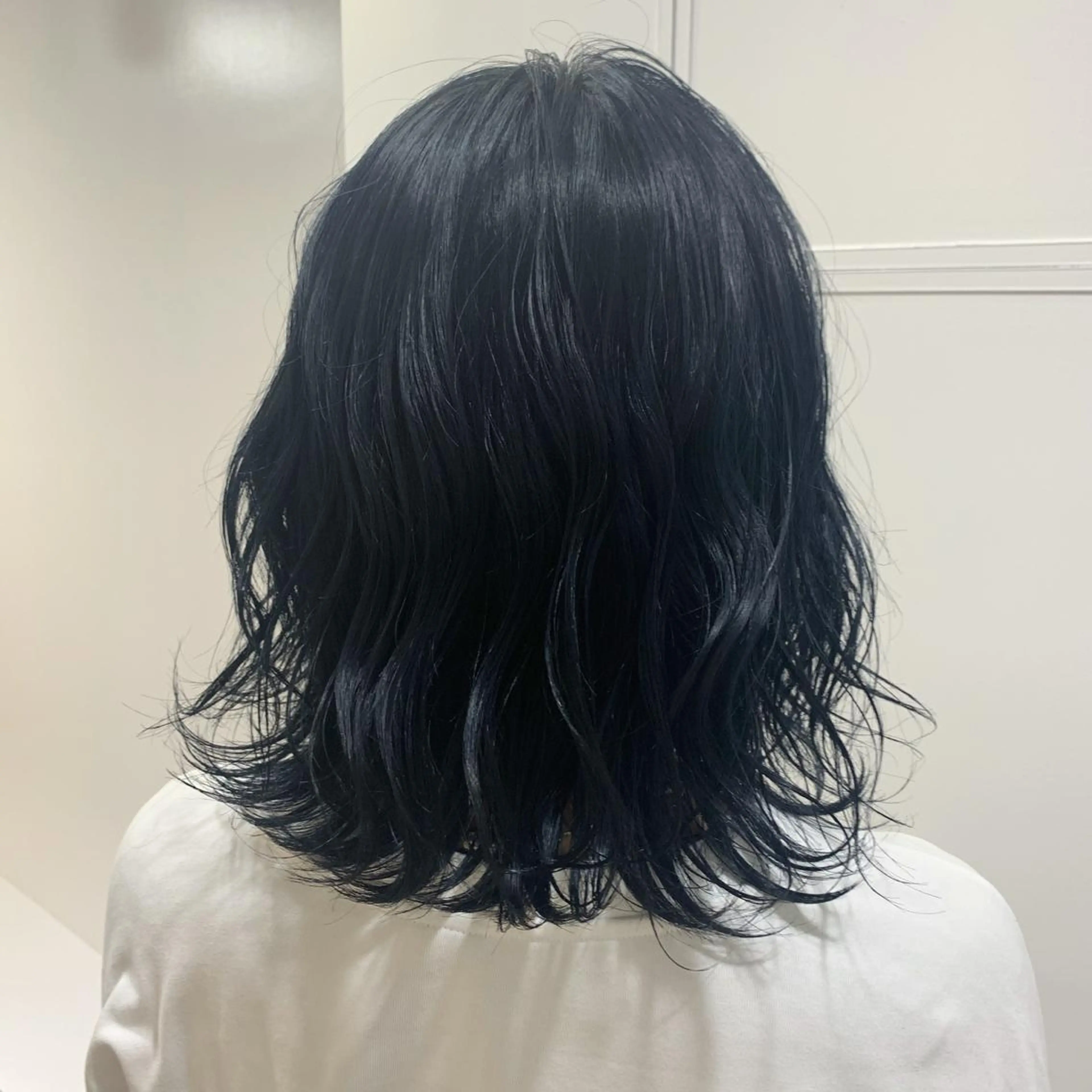 ミディアム カラー 黒髪 ブルーカラー ブルーブラック ヘアカラー トリートメント fit /HONOKAのヘアスタイル
