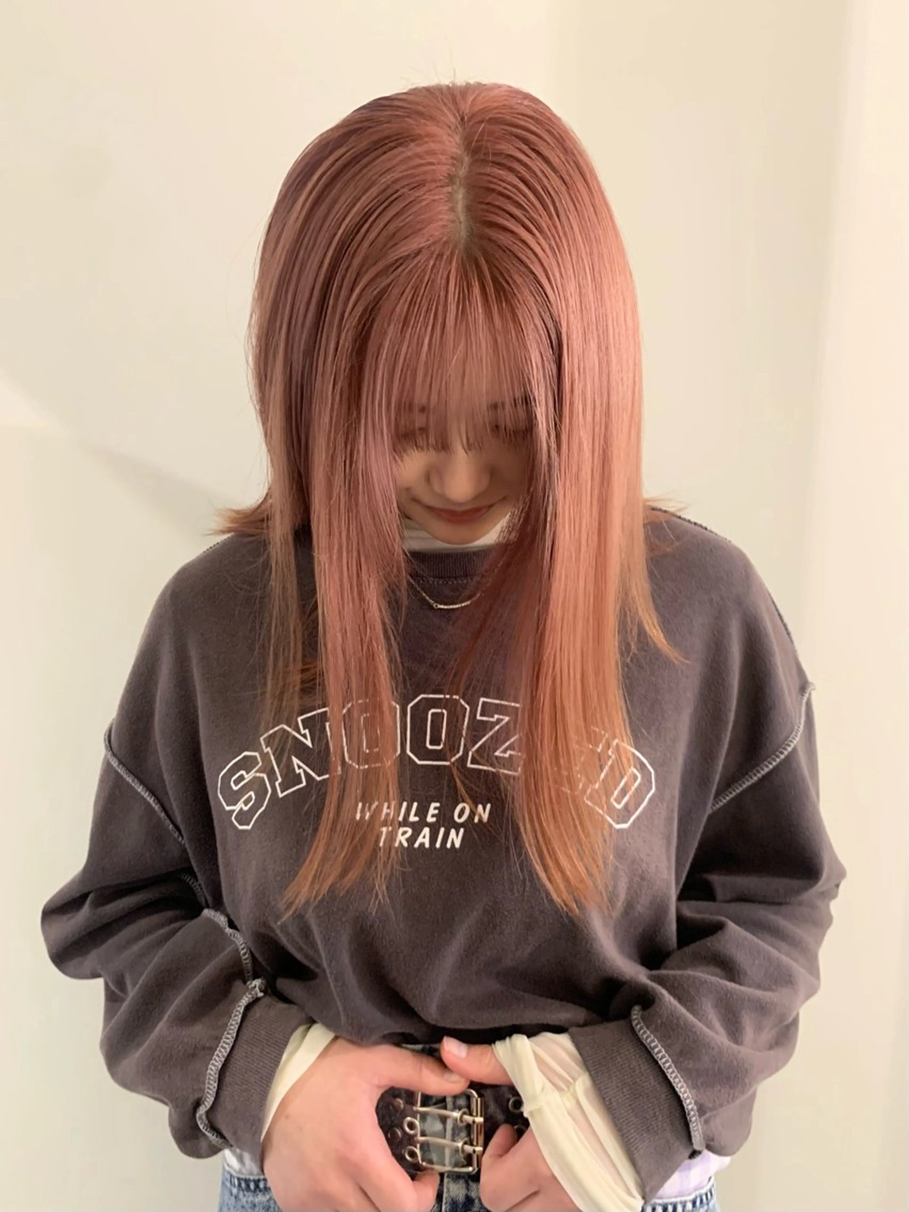 ミディアム カラー ブリーチ ピンクカラー カット ヘアカラー 落合希 Olivebeigeのヘアスタイル