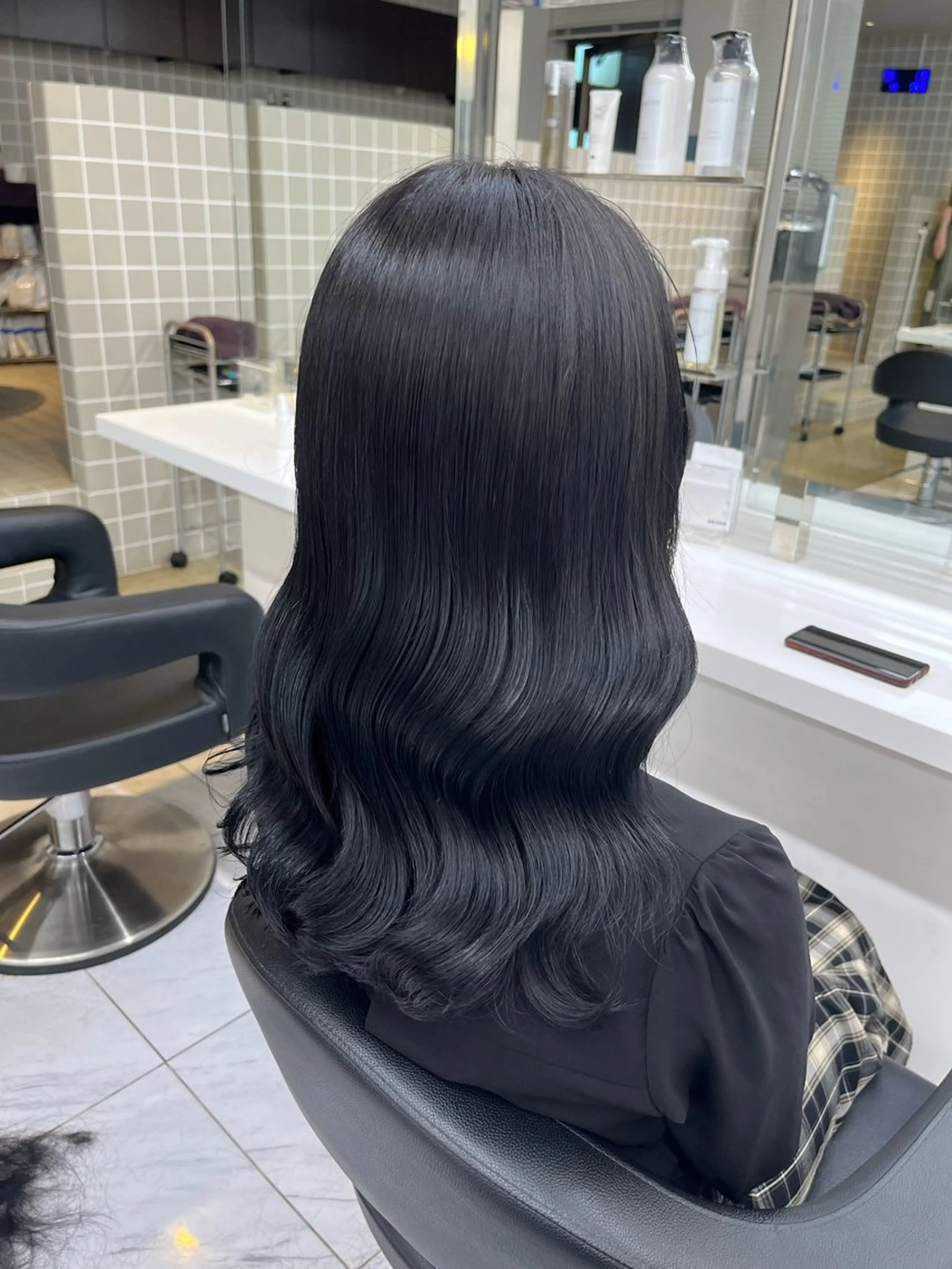 セミロング 寒色＆ブリーチ特化 寒色MiOのヘアスタイル