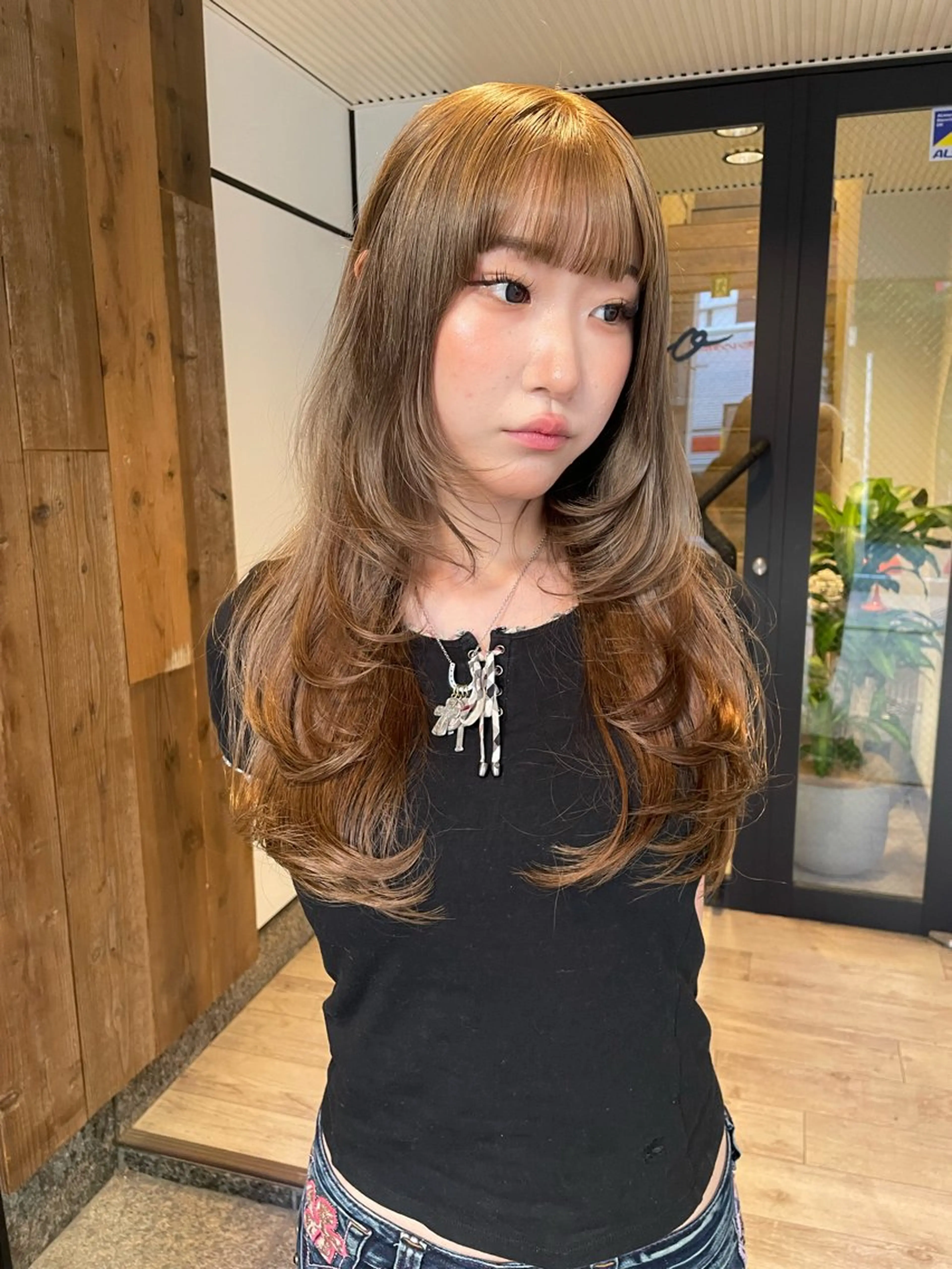 ロング カラー ベージュカラー オリーブベージュ レイヤーカット 渋谷 留菜のヘアスタイル