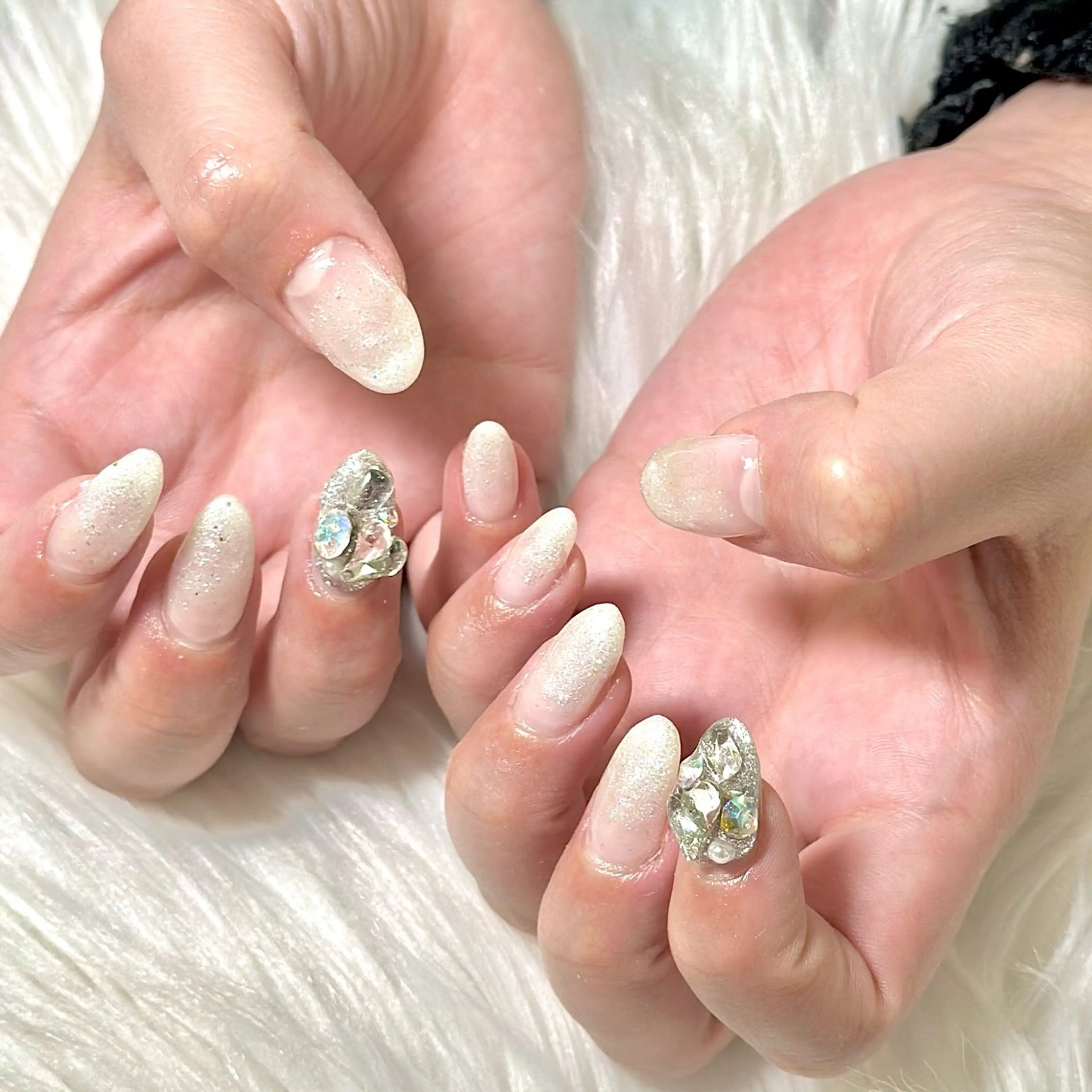 ネイル グラデーション ラメ(グリッター) ラメグラデーション シンプルネイル ホワイト ハンドネイル Heartnail Hino Reinaのネイルデザイン