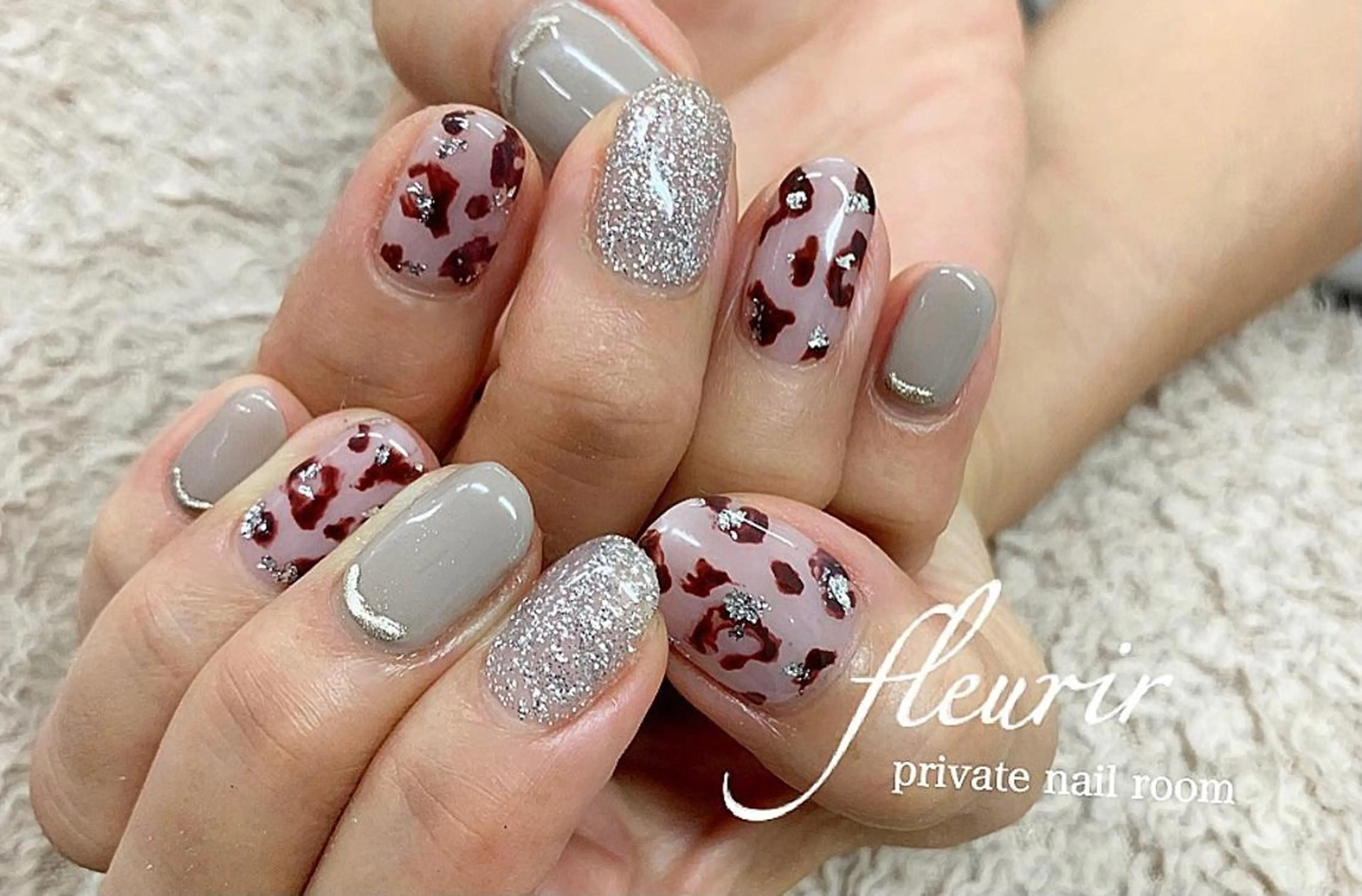 ネイル アニマル柄 ワンカラーネイル シルバー フルリール 【プライベートサロンのネイルデザイン