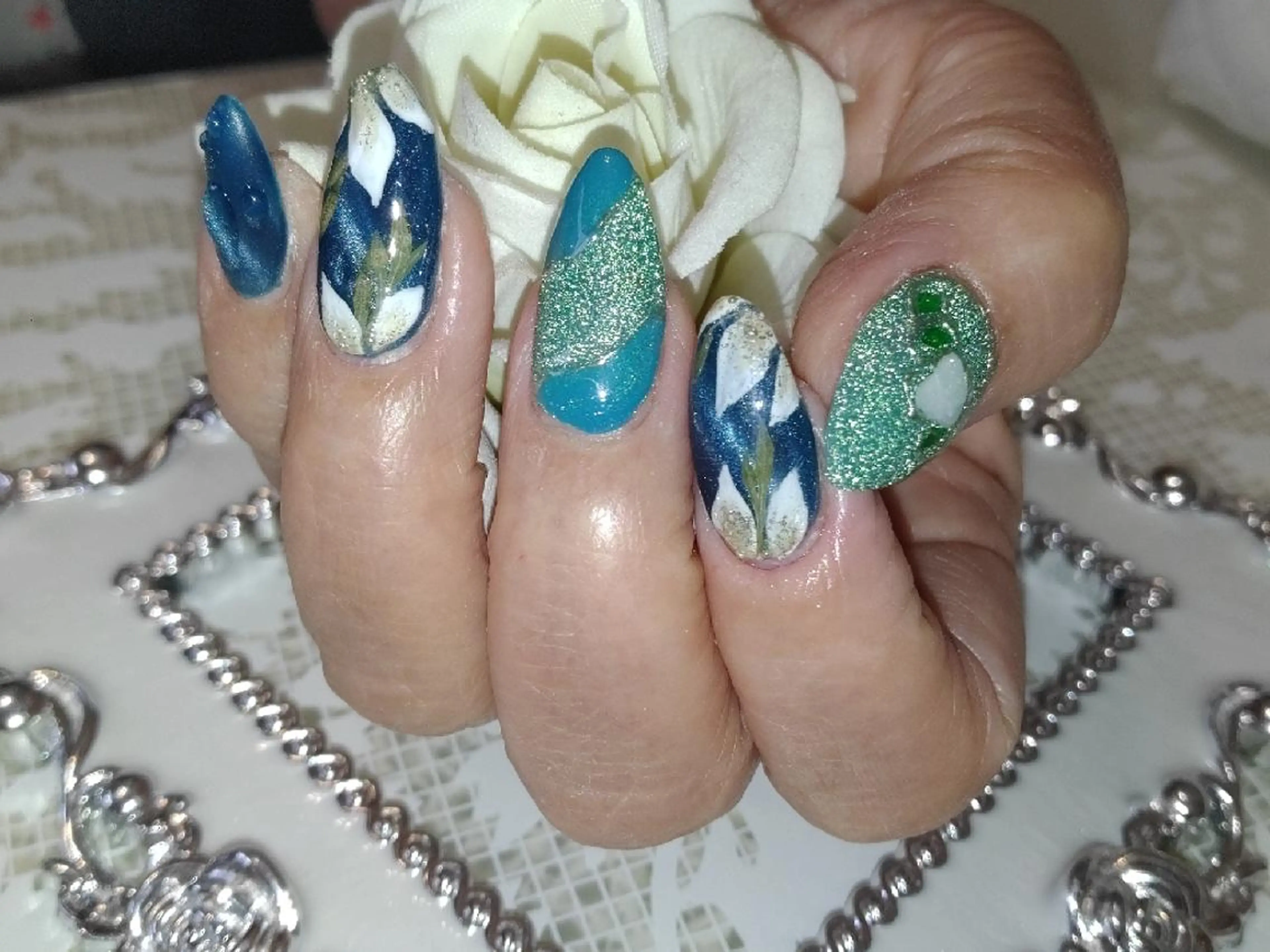 ネイル エステとネイル ローズコンフォートのネイルデザイン