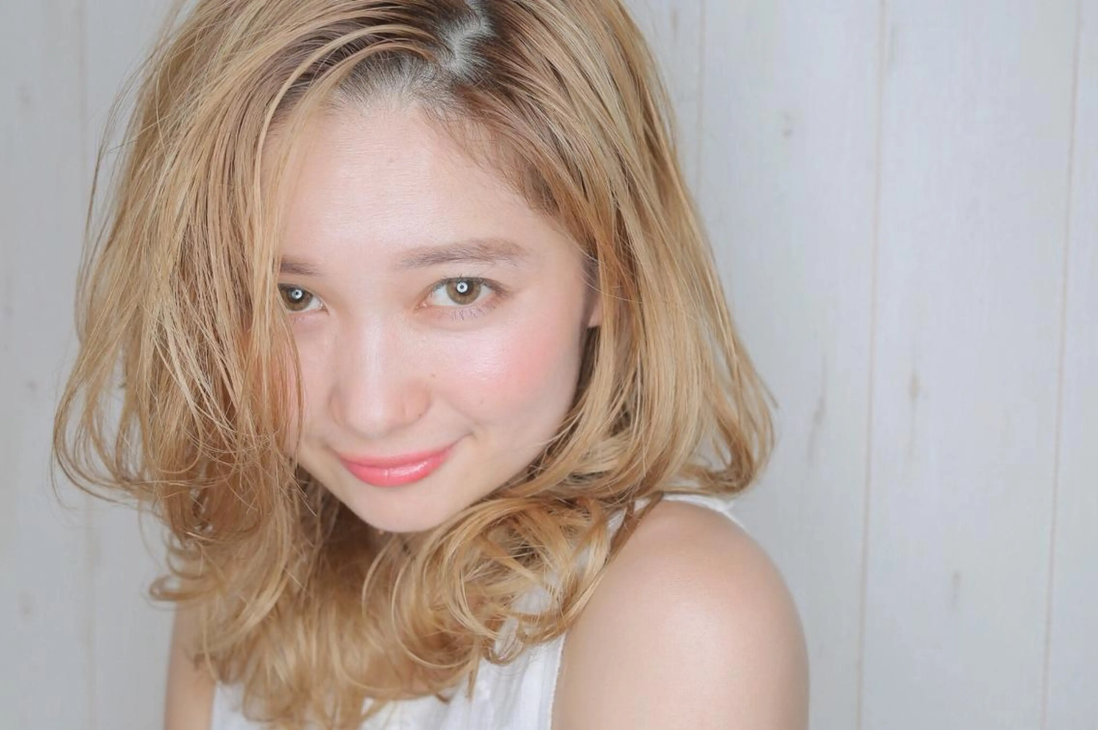 ミディアム カラー パーマ レイヤーカット 早崎太生のヘアスタイル