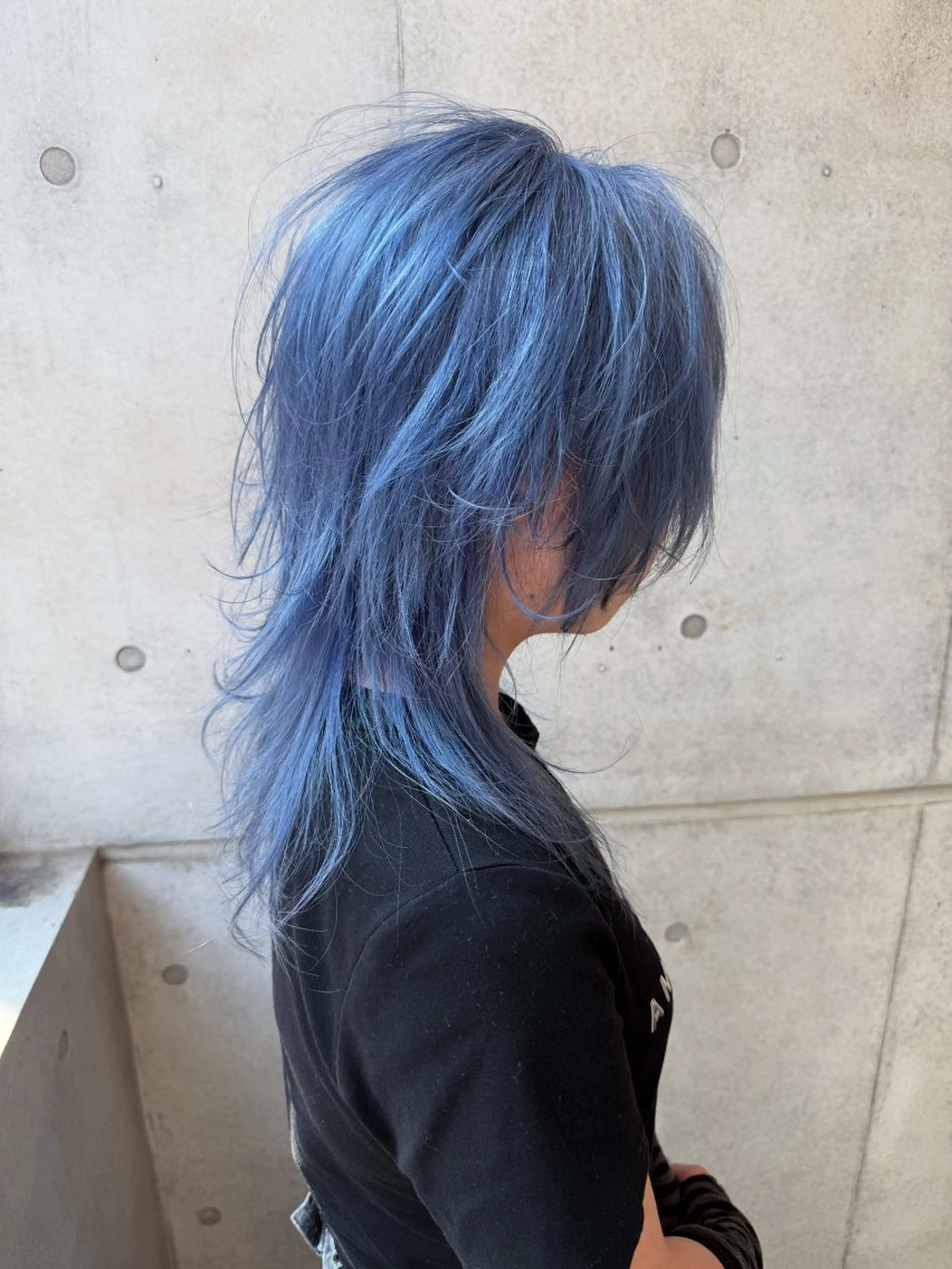 ショート カラー パーマ ブルーカラー シルバー ウルフカット 美容室sai KAITOのヘアスタイル