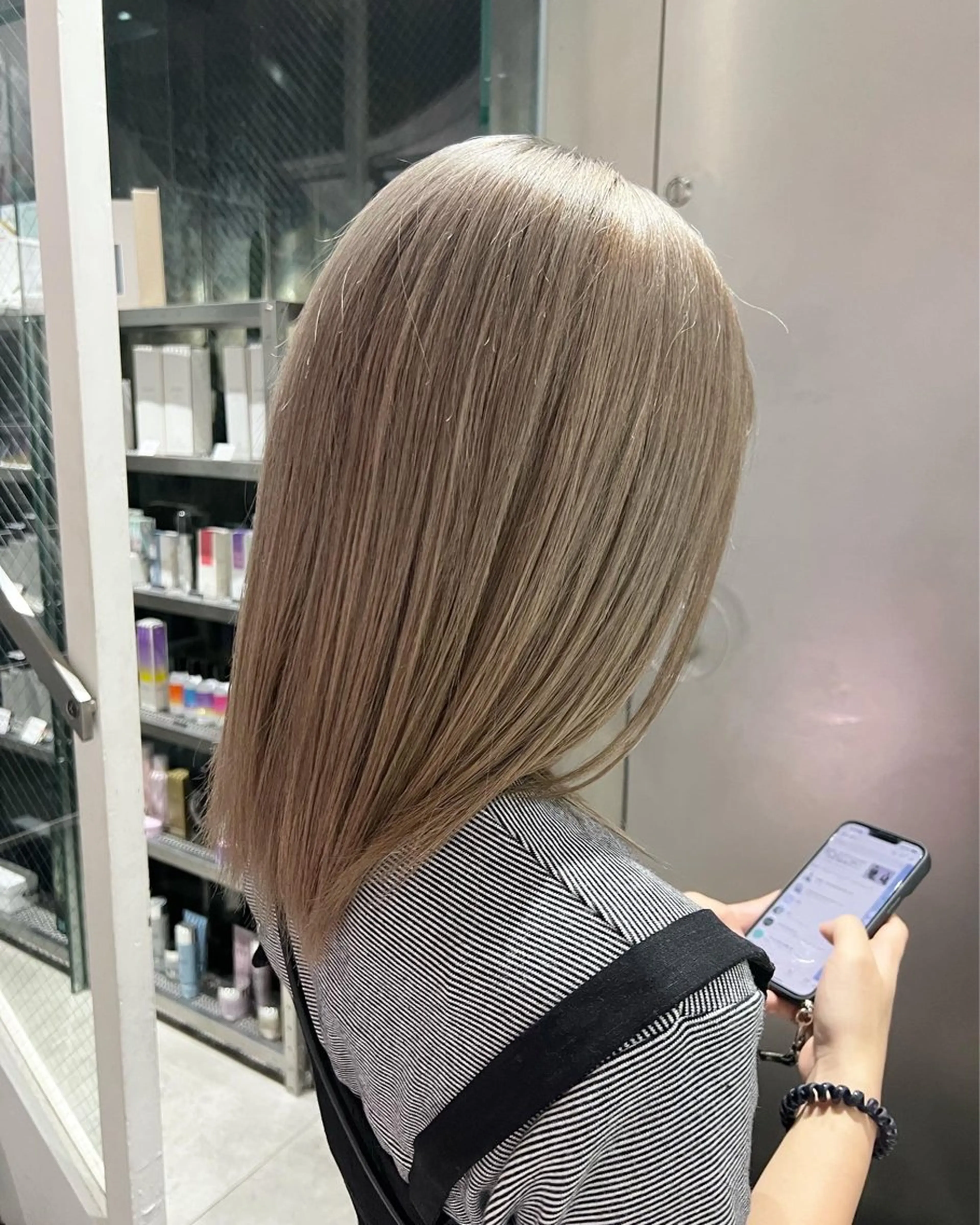 ミディアム カラー ベージュカラー ブリーチ ミルクティーベージュ ヘアカラー トリートメント インナーカラー/天神 ブリーチ/吉田のヘアスタイル