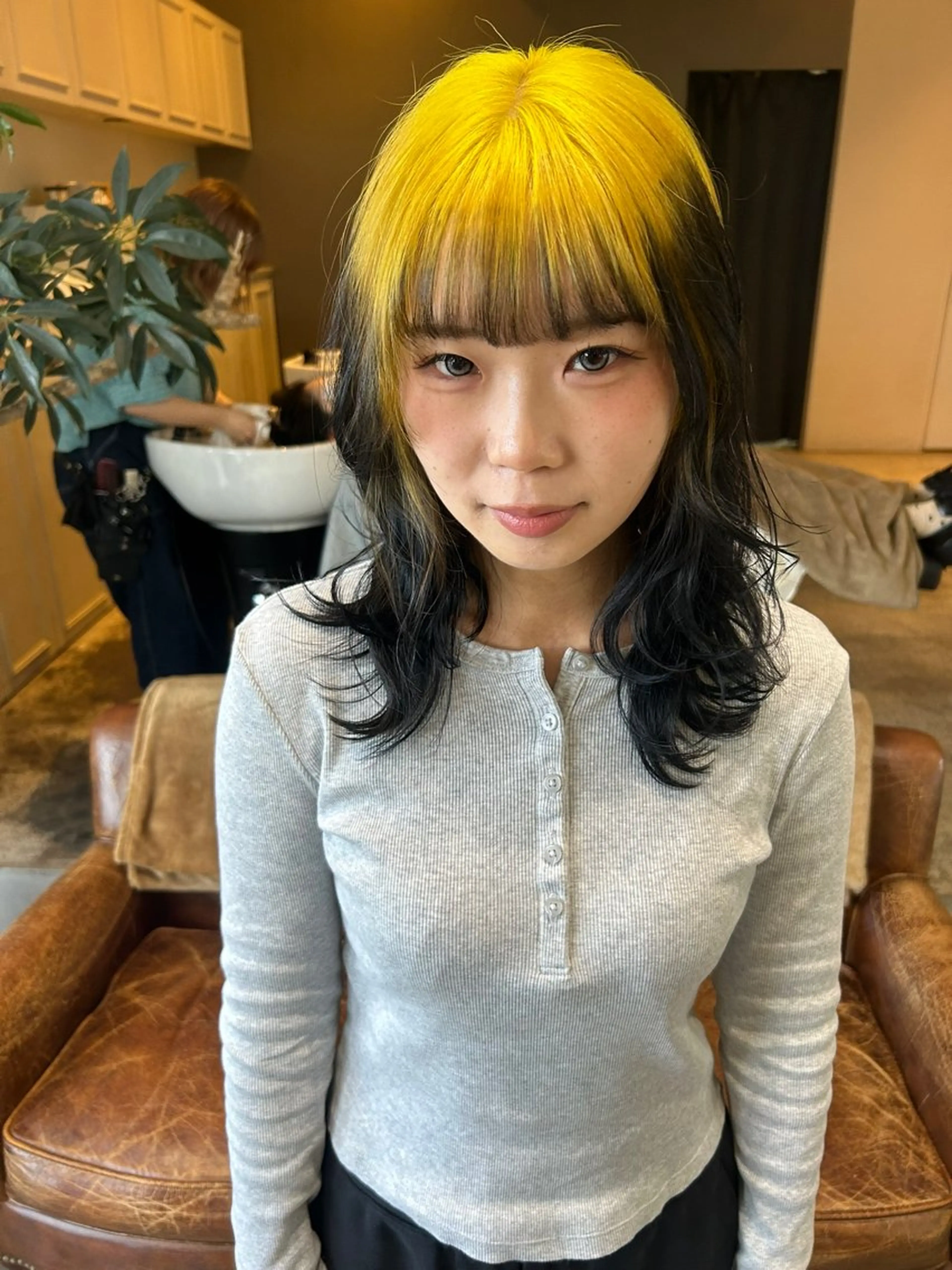 ミディアム カラー カット ヘアカラー 髪質改善×ハイトーン レイヤー天神美容室のヘアスタイル