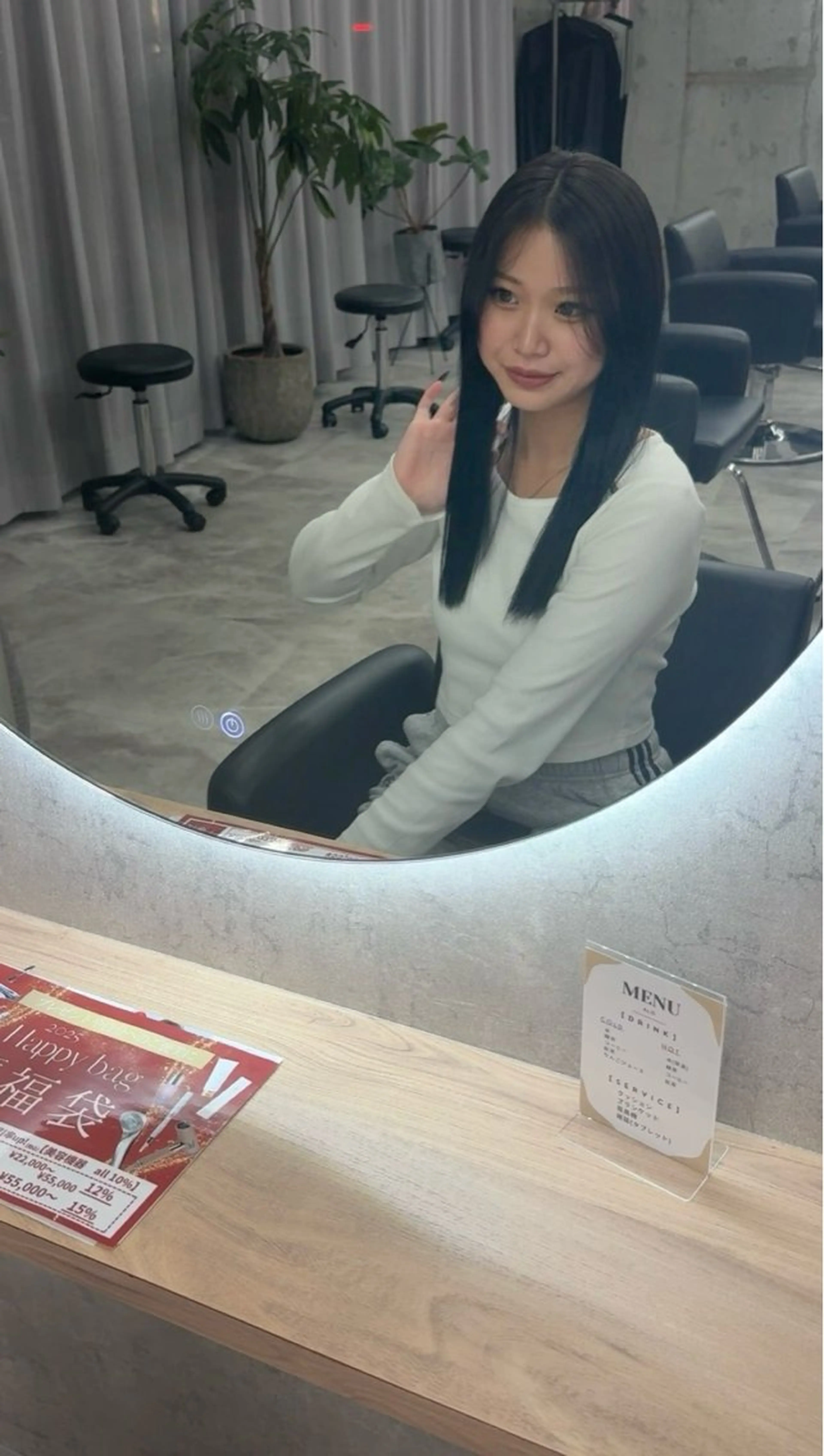 セミロング 秋山 七海のヘアスタイル