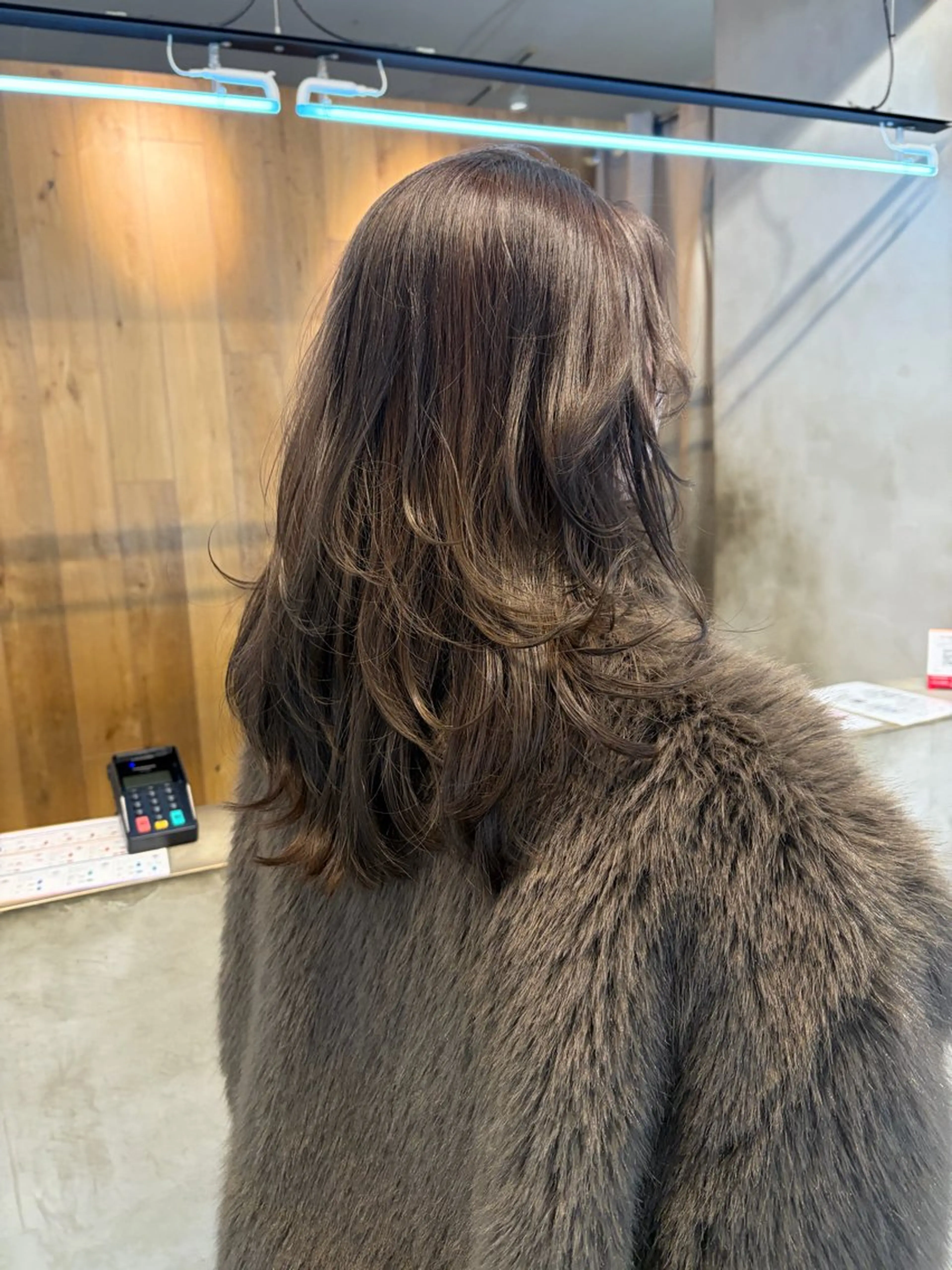 セミロング カラー ミルクティー× グレージュMOMOのヘアスタイル