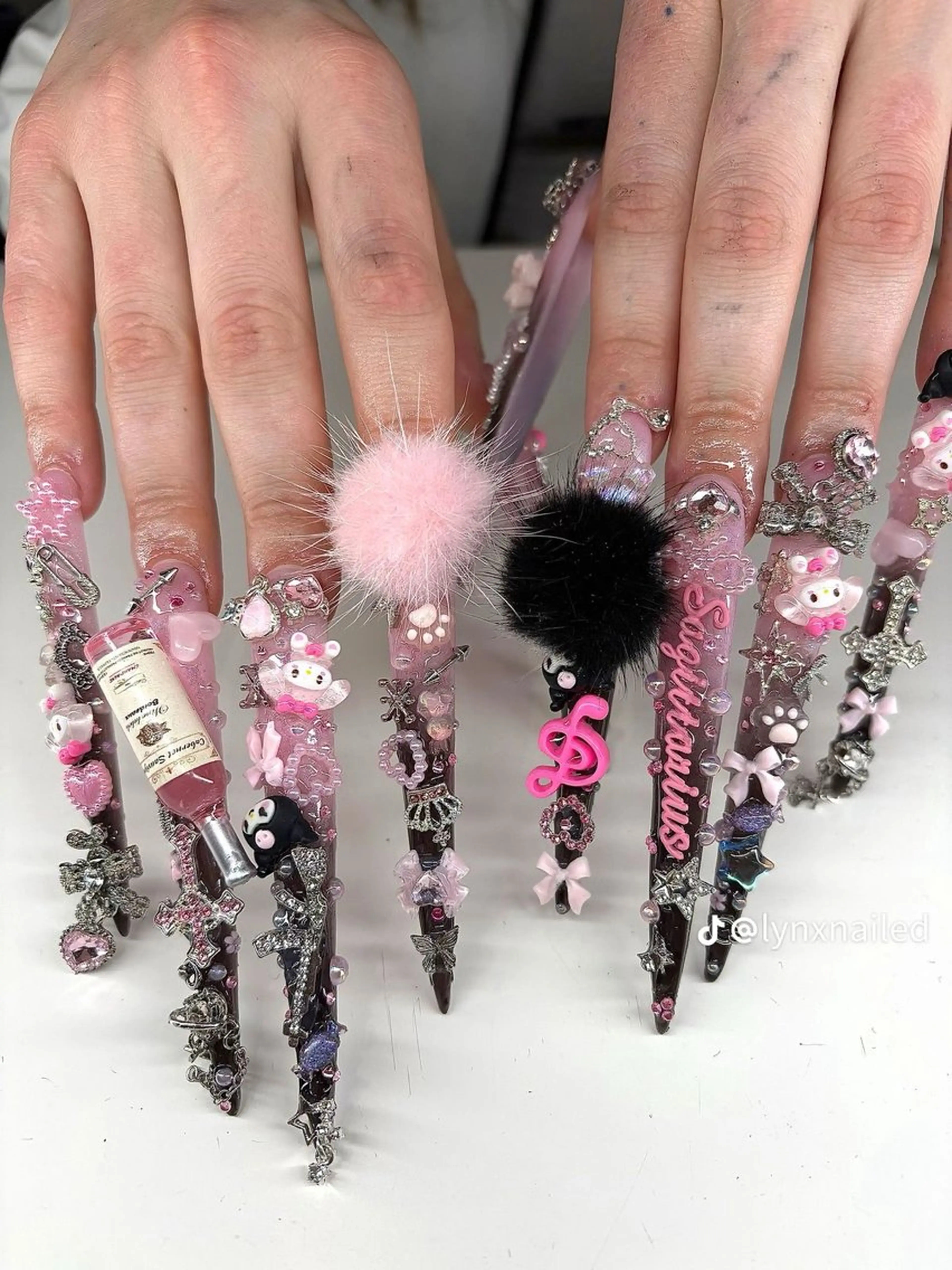 ネイル チークネイル ドット フレンチネイル グラデーション ハート ハンドネイル ハンドケア Eli Nails 新宿のネイルデザイン