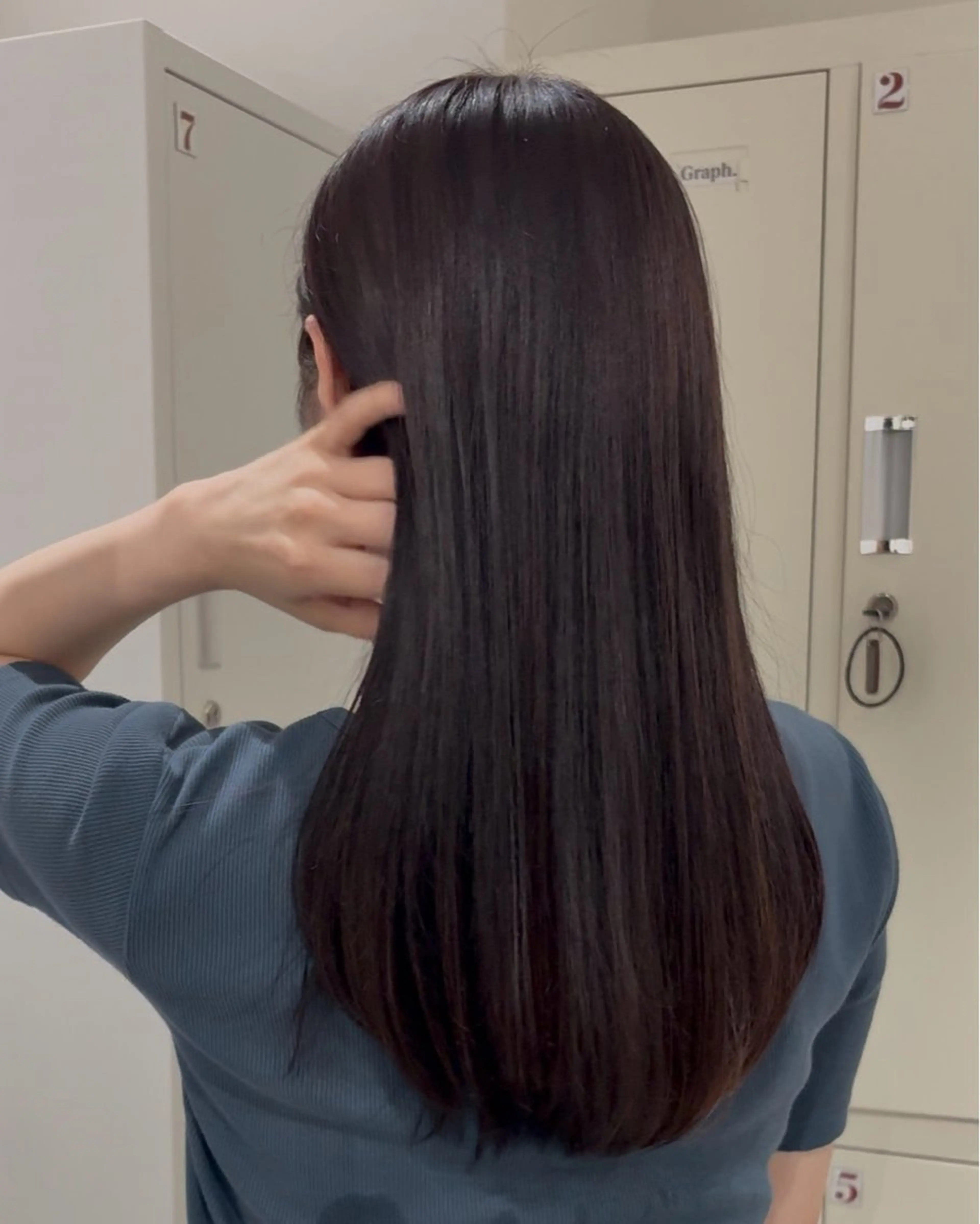 セミロング 縮毛矯正 くすみカラー/ ora🪡🤎のヘアスタイル