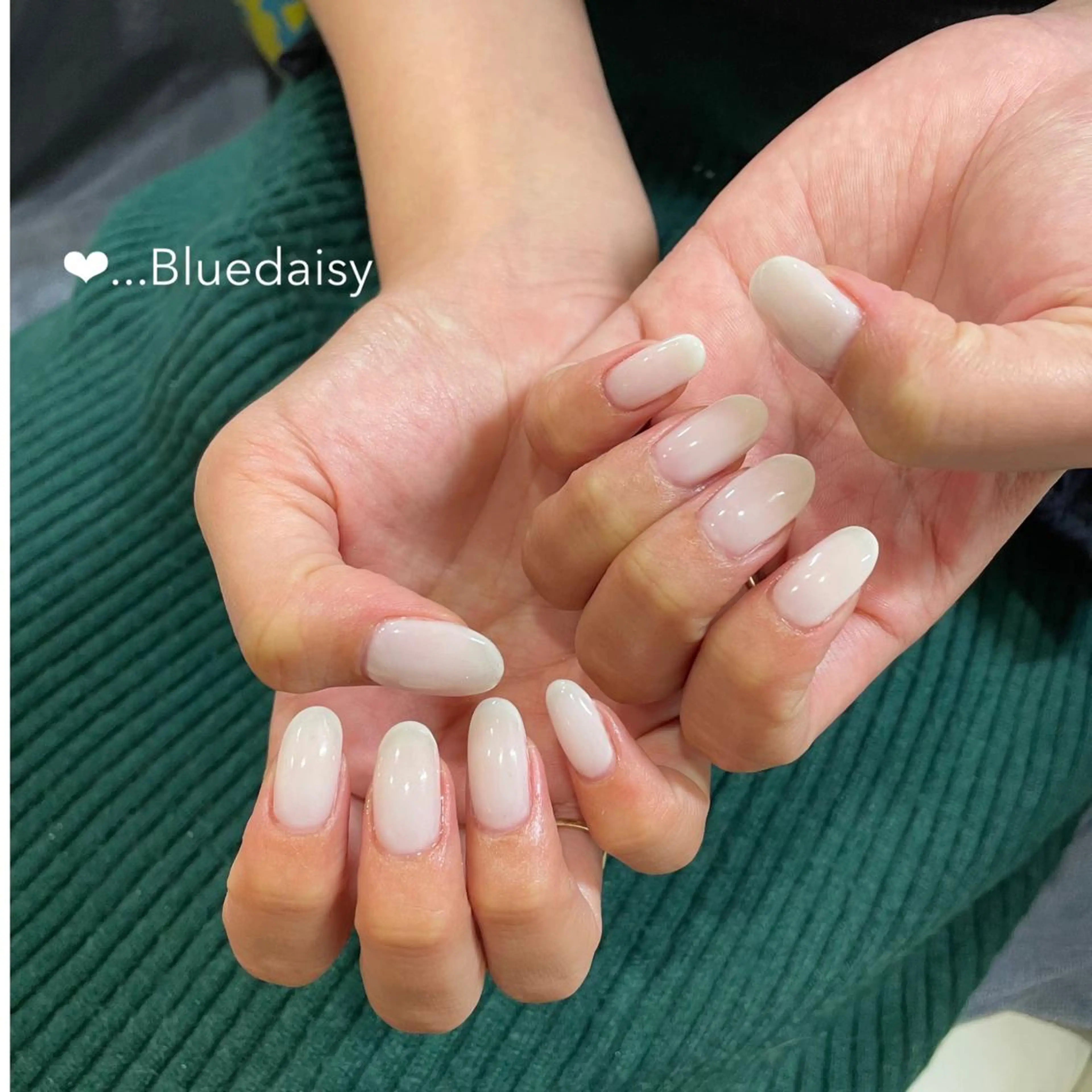 ネイル ホワイト Blue daisy 栄本店のネイルデザイン