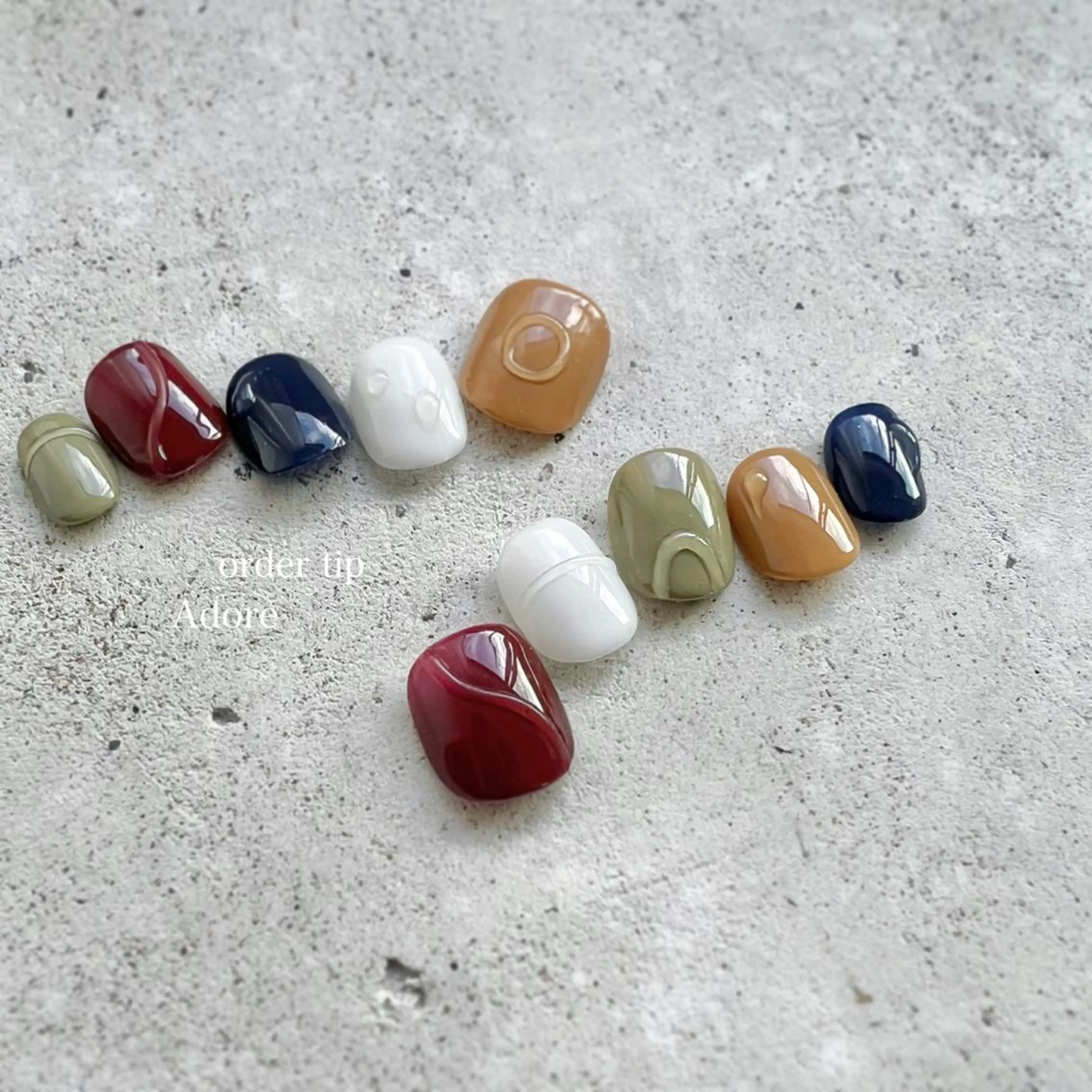 ネイル ボルドー ネイビー ニュアンスネイル ワンカラーネイル ネイルチップ ハンドネイル Nail Adore.のネイルデザイン