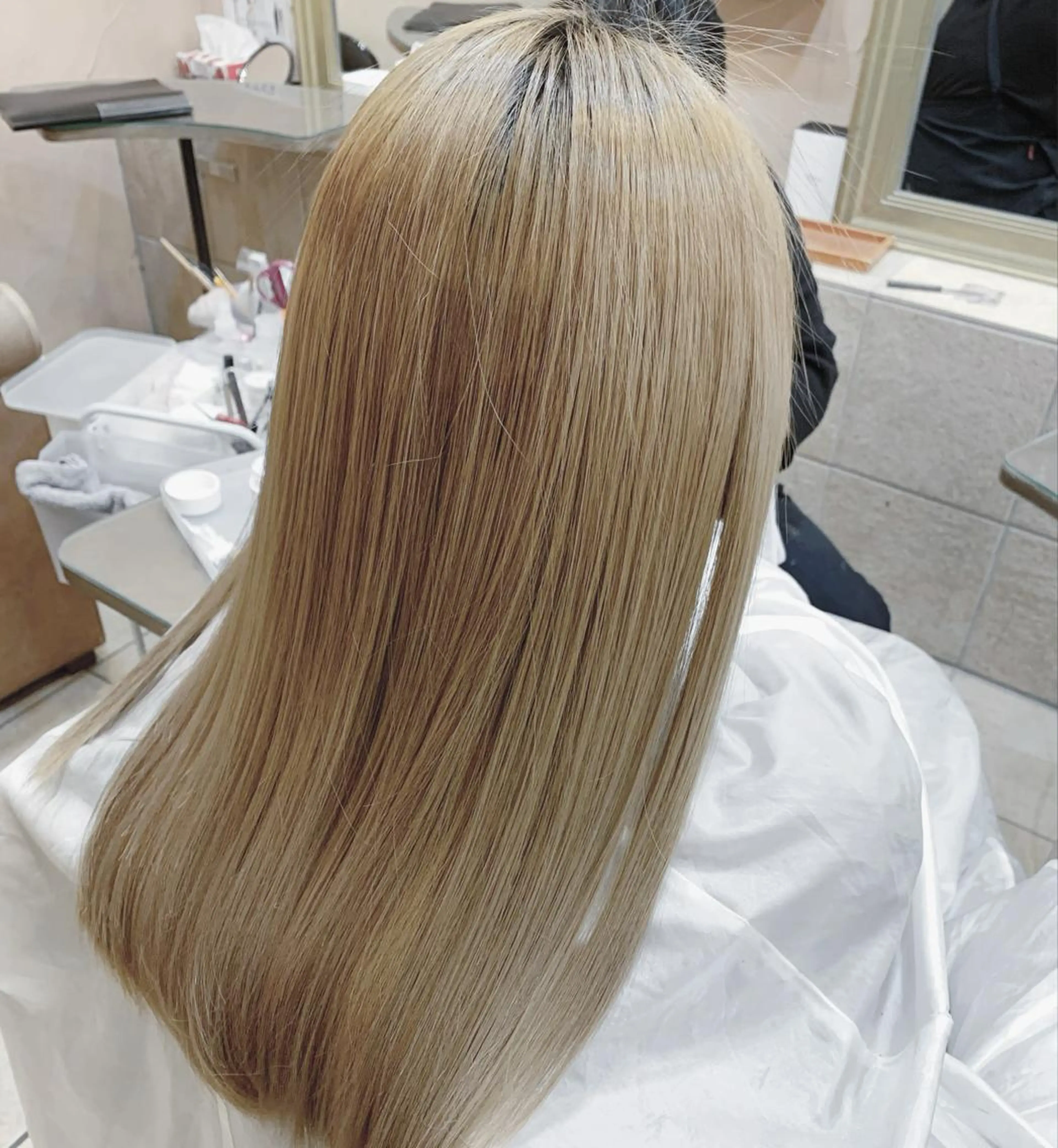 ロング カラー ベージュカラー ミルクティーベージュ カット ヘアカラー トリートメント Zina天王寺 CHIAKIのヘアスタイル