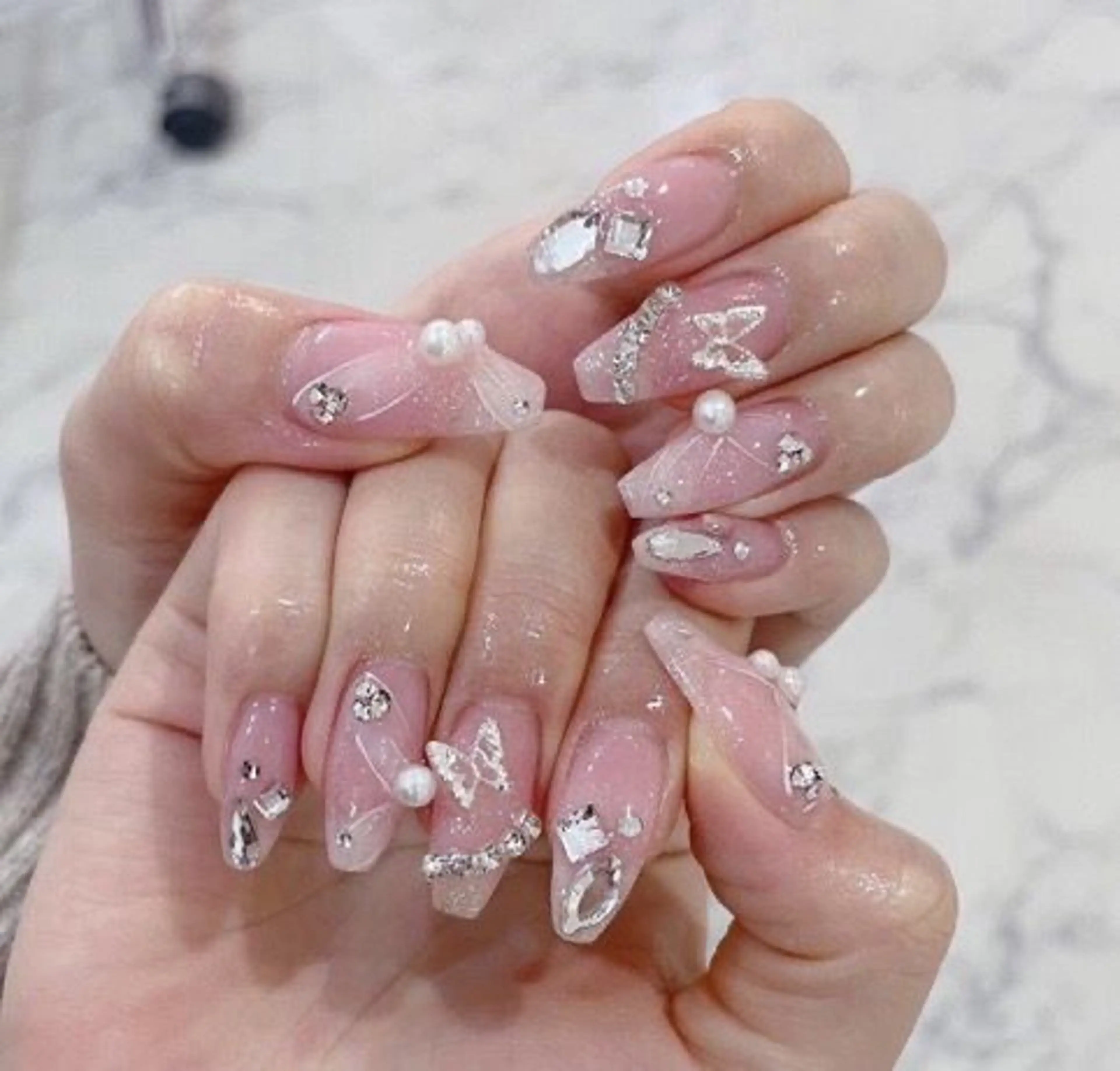 ネイル マグネットネイル ピンク ネイルチップ 冬ネイル クリスマス ハンドネイル Lee Nailsのネイルデザイン