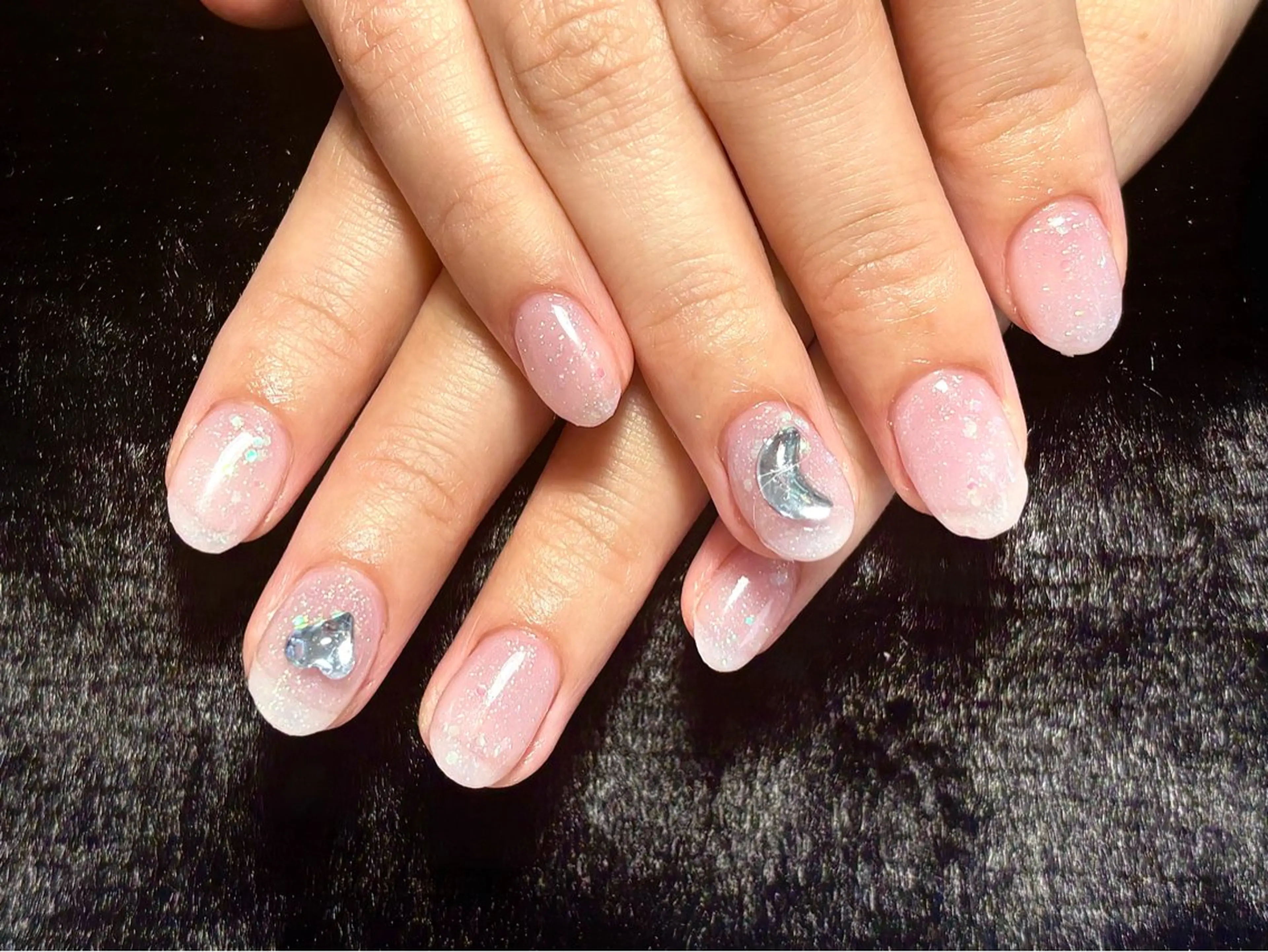 ネイル ブルー チークネイル フレンチネイル ハート ホログラムネイル る るのネイルデザイン