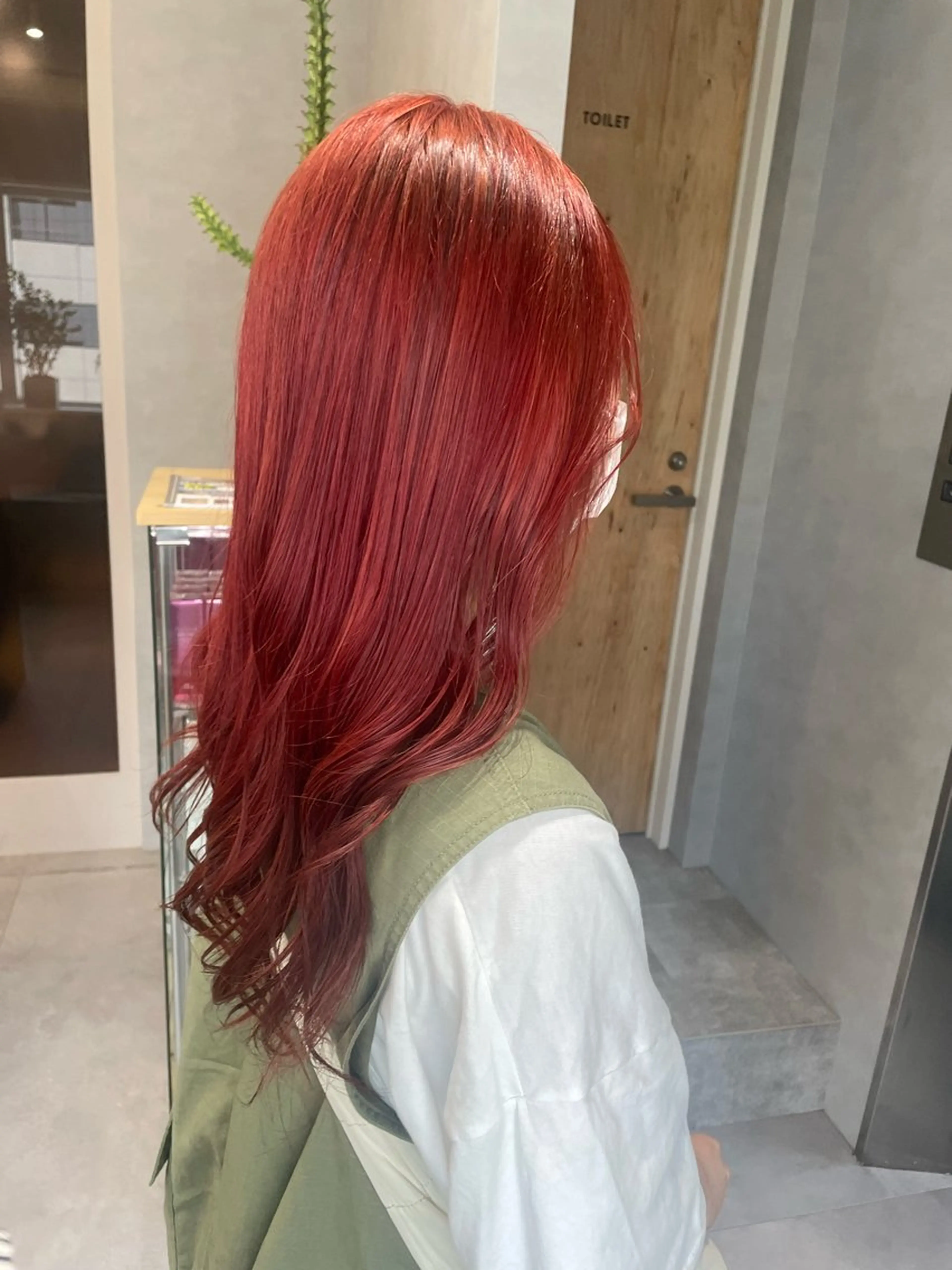 セミロング カラー オレンジ オレンジレッド レッドカラー yui/ layer cutのヘアスタイル