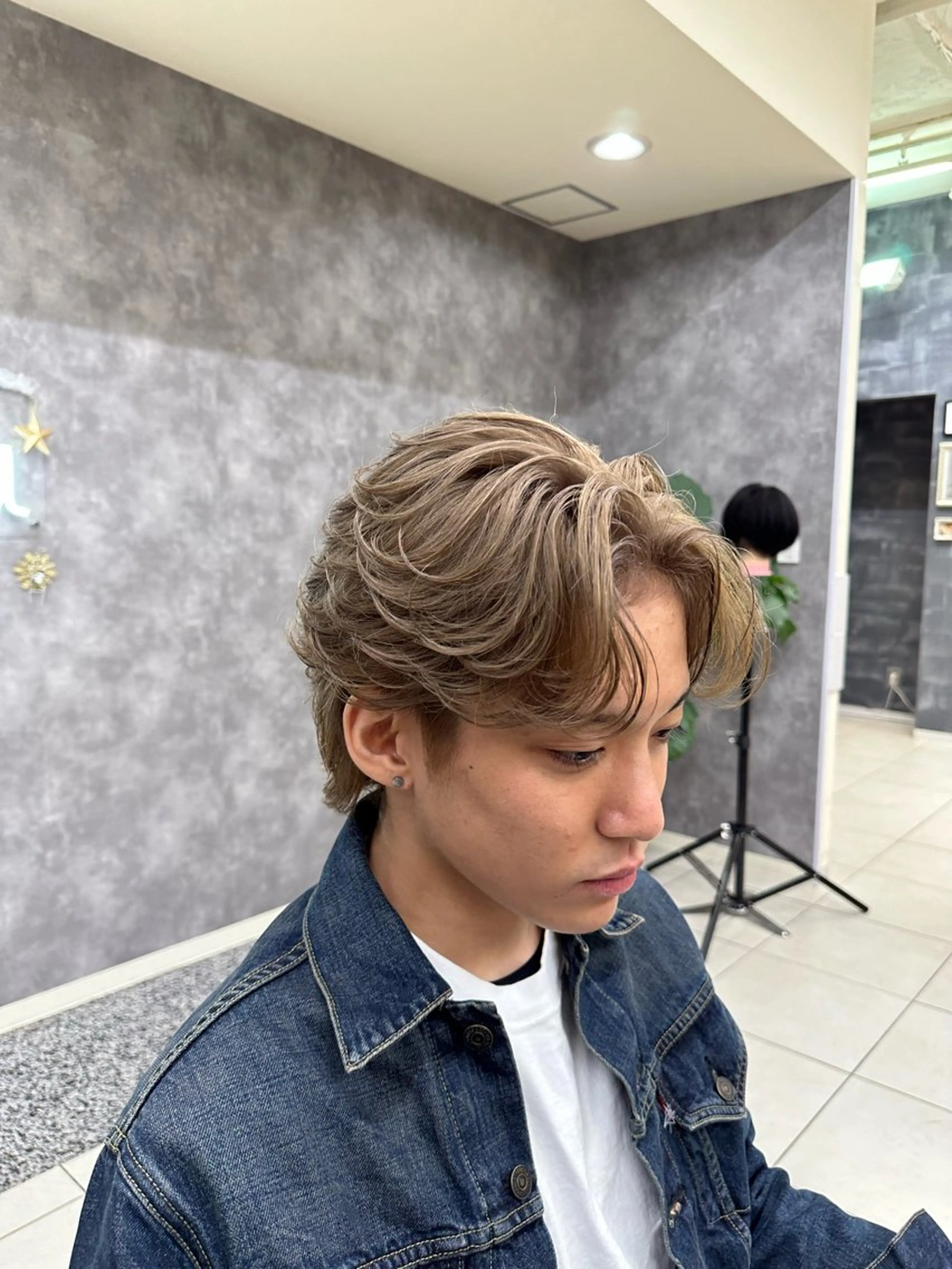 ショート カラー パーマ メンズ メンズブリーチ センターパート ベージュカラー ブリーチ ミルクティーベージュ ヘアカラー ヘアセット 毎月230人担当/ メンズヘア/清和武虎のヘアスタイル