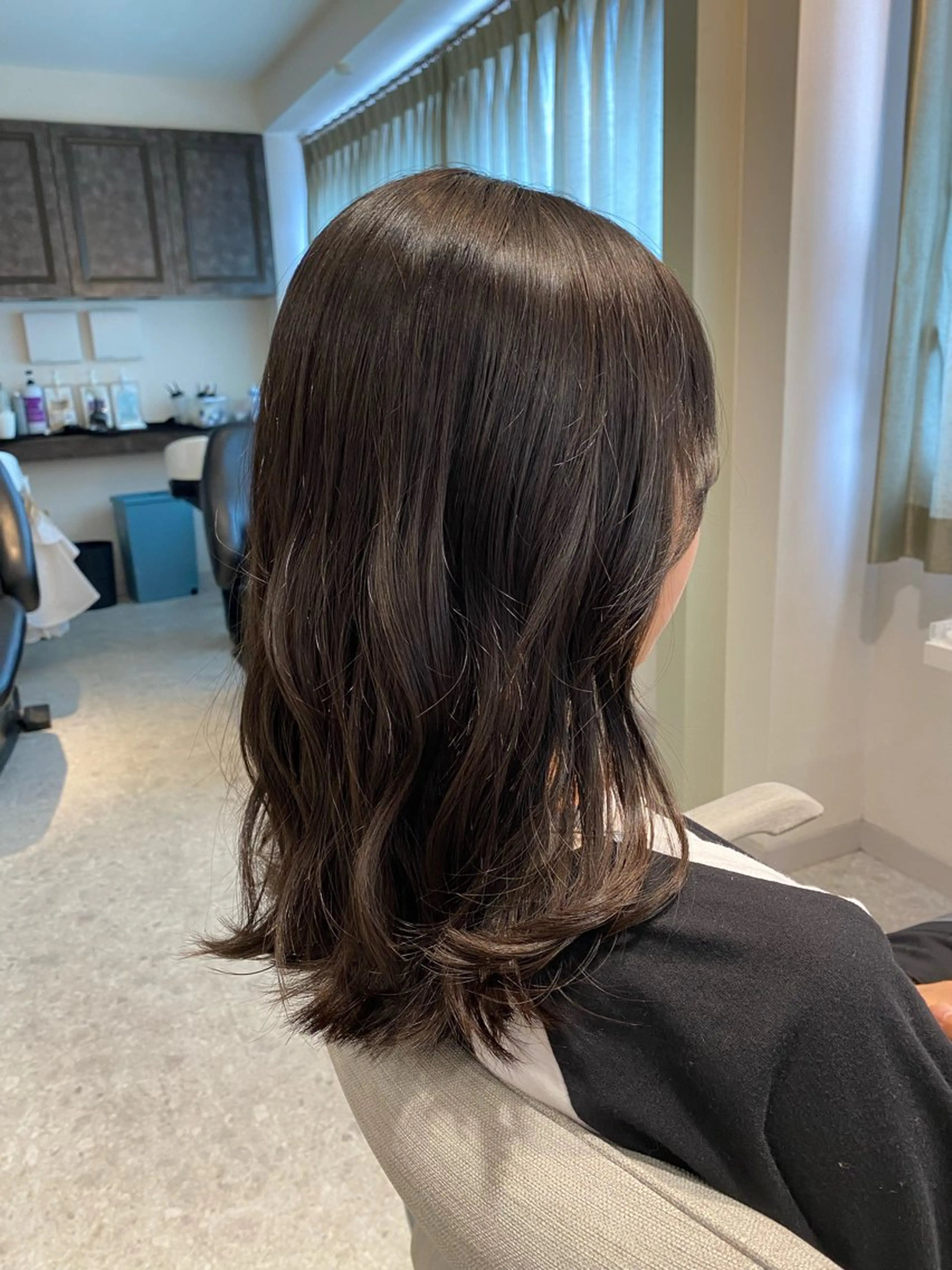 ミディアム 佐々木 彩乃のヘアスタイル