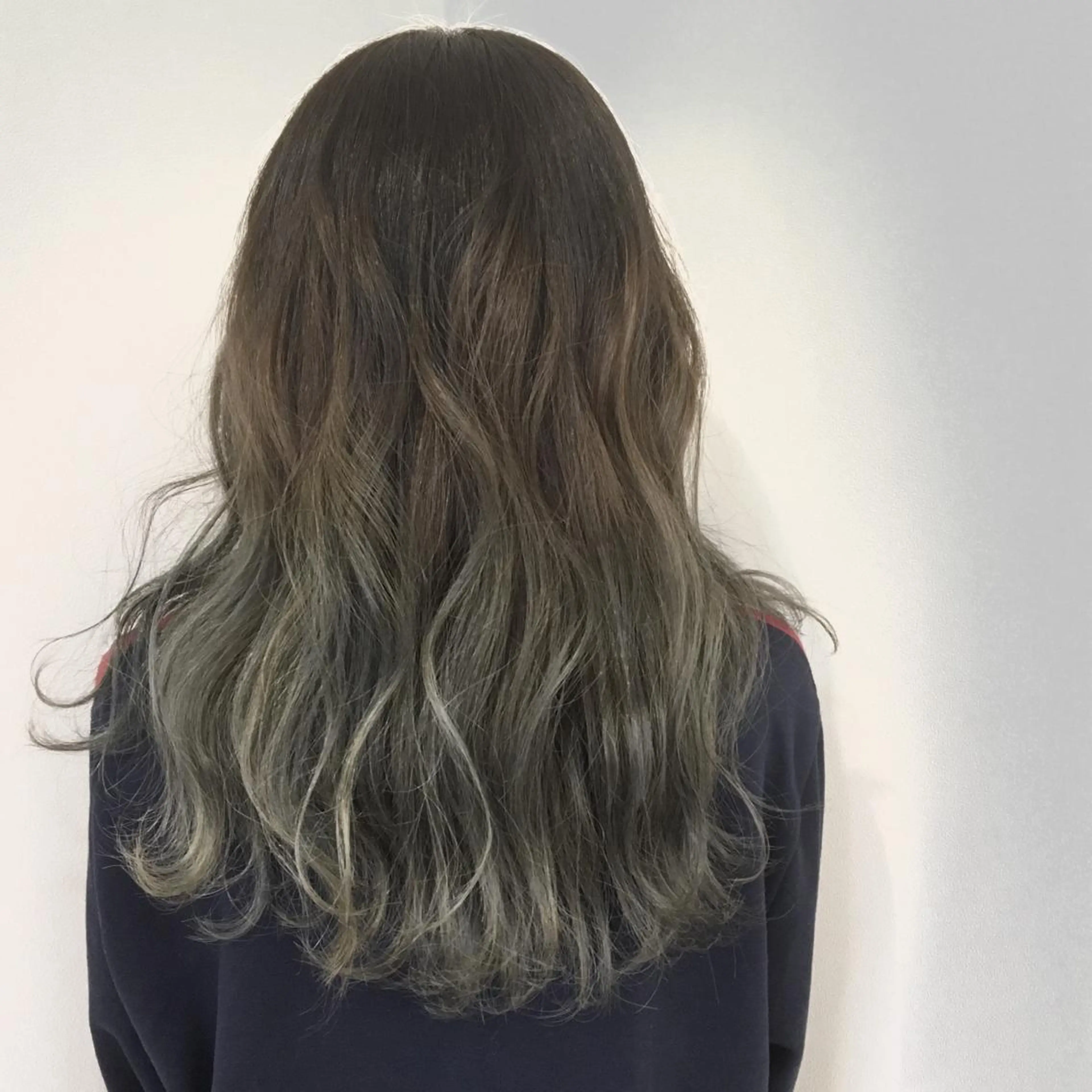 ロング カラー グラデーションカラー シルバー 広がり、まとまらない お悩み改善/ 中田のヘアスタイル