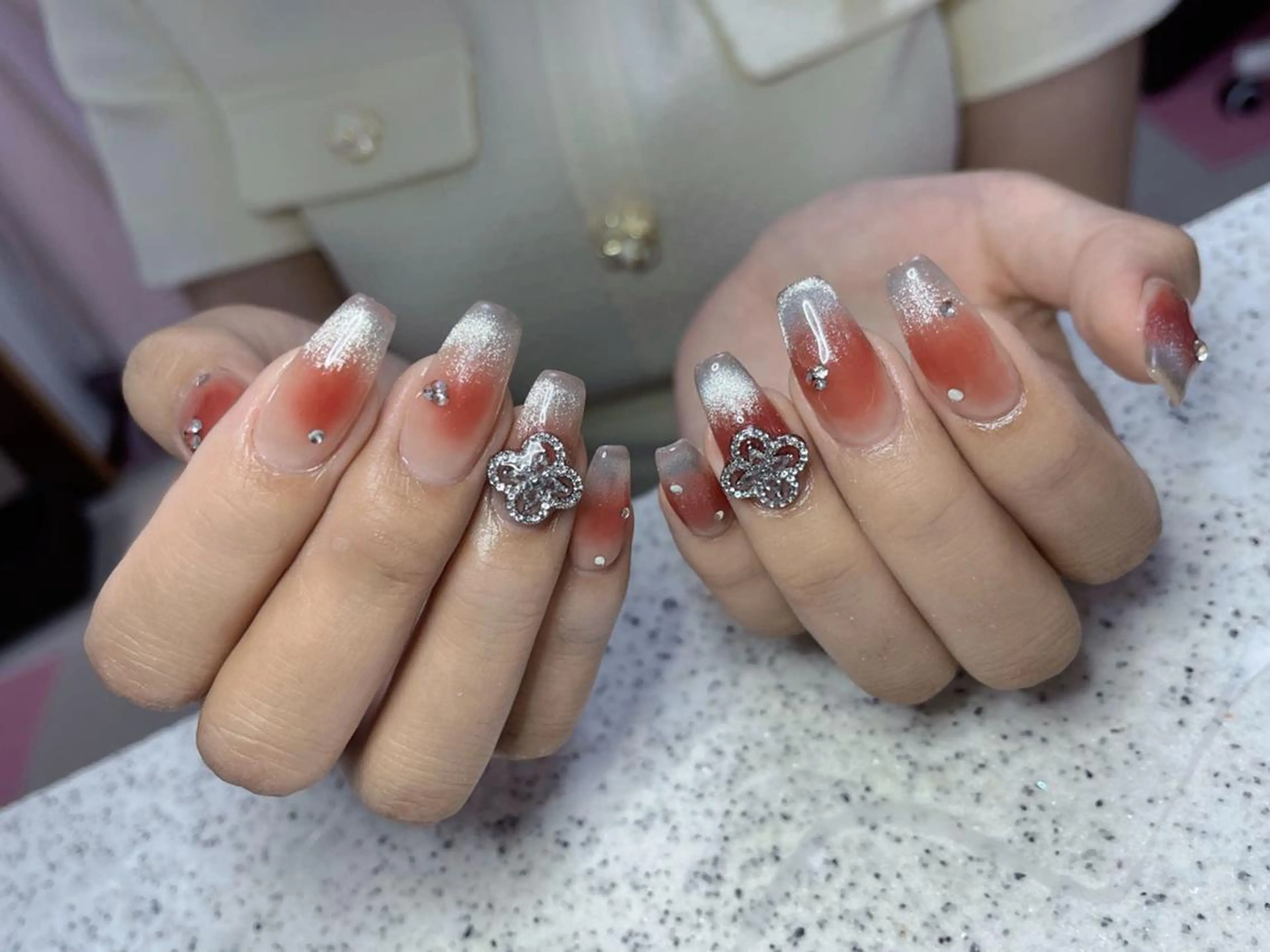 ネイル アートネイル 長さ出し ネイルチップ Queens 新宿本店のネイルデザイン