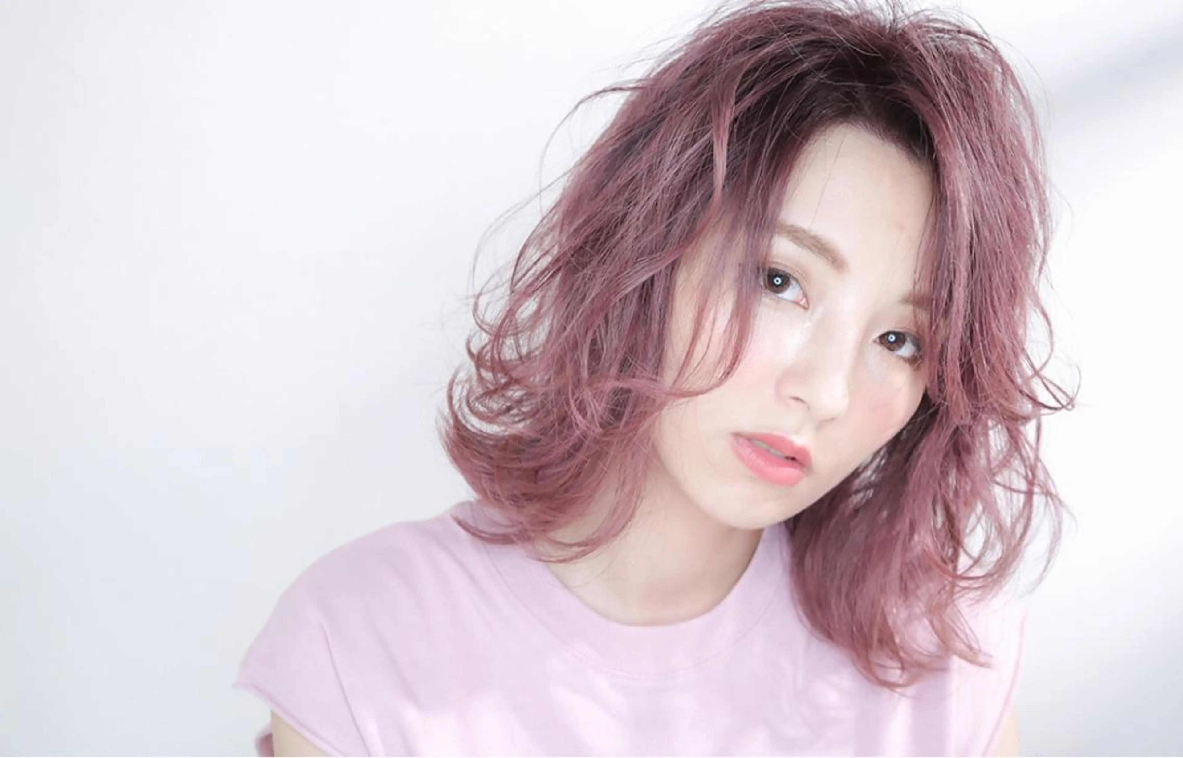 セミロング 韓国レイヤーカット/ ダブルカラーのヘアスタイル