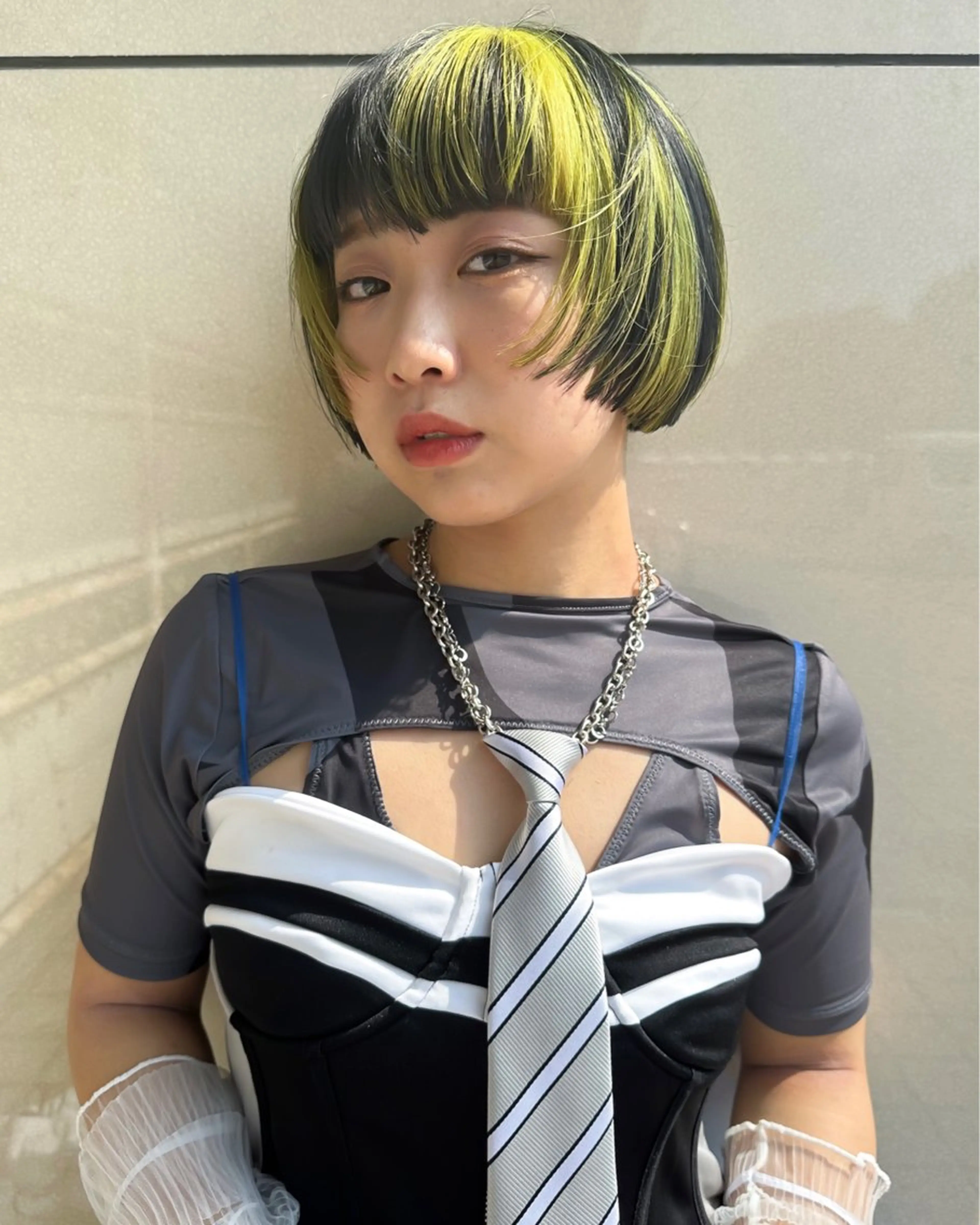 ショート カラー 黒髪 デザインカラー グレーブラック イエローカラー 似合わせカット ケアパーマ喜来雅由のヘアスタイル