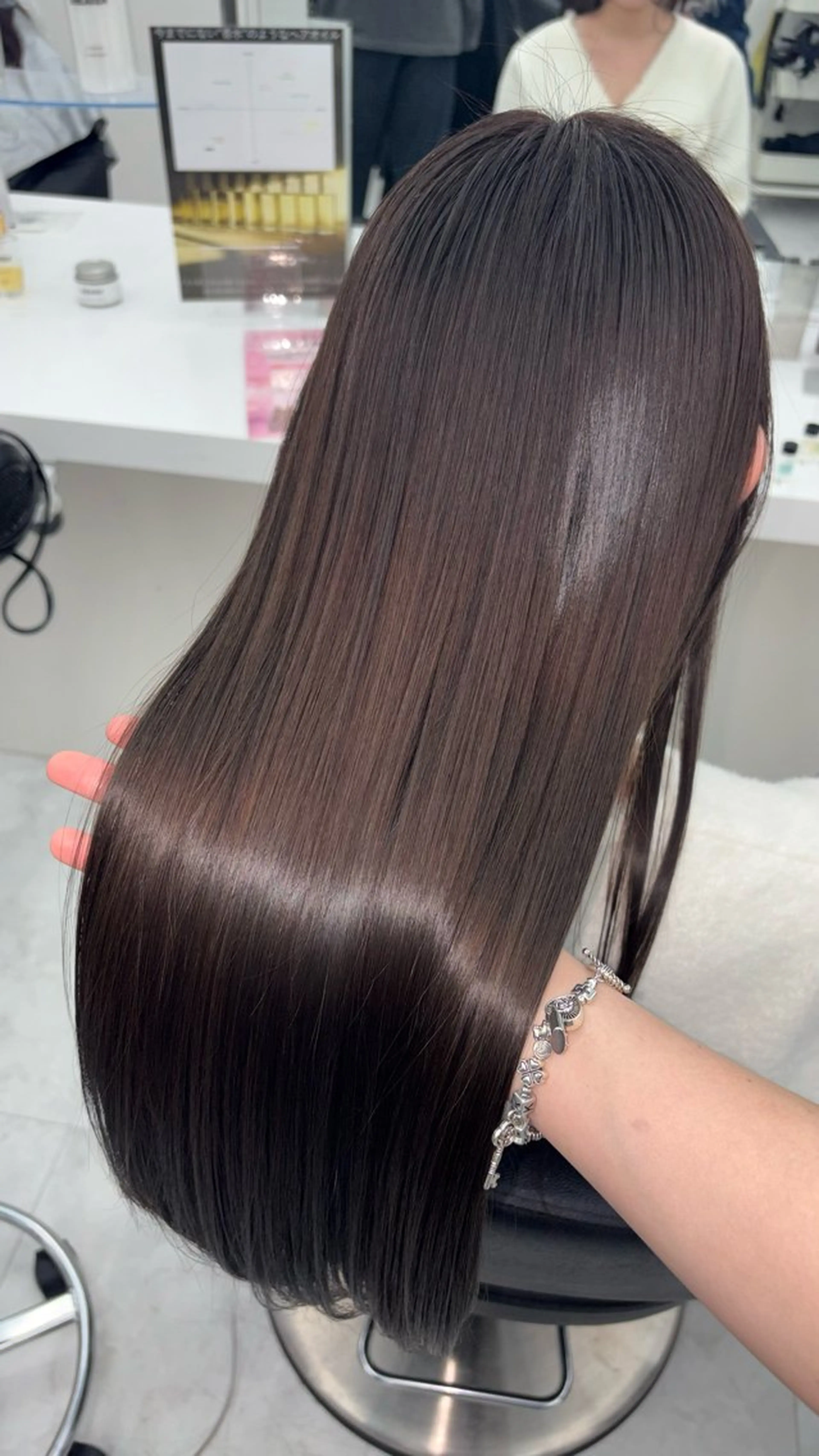 ロング カラー 🖤ハイトーン× レイヤー🖤SARAのヘアスタイル