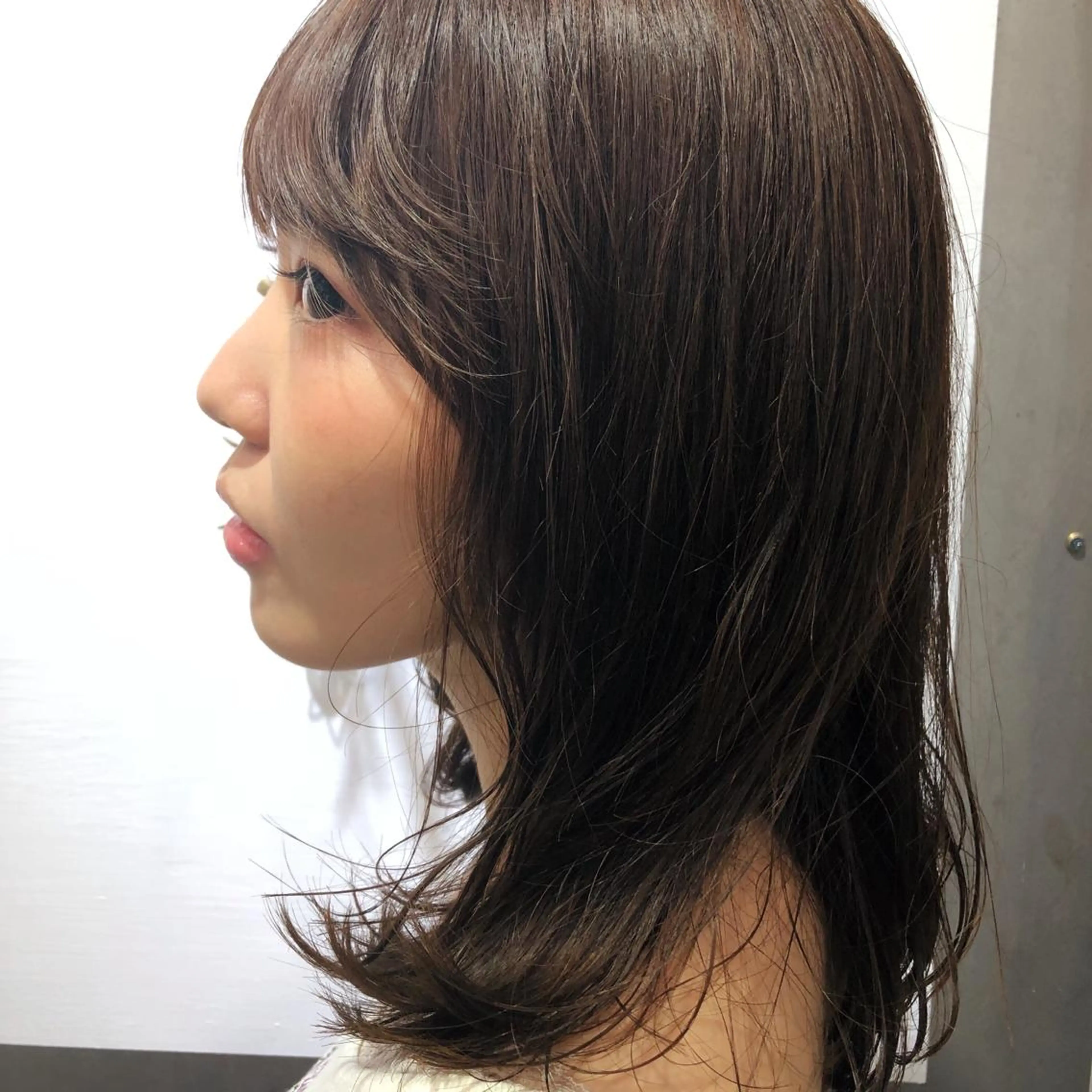 ミディアム カラー ベージュカラー 切りっぱなしボブ／ 暖色カラー／なつみのヘアスタイル