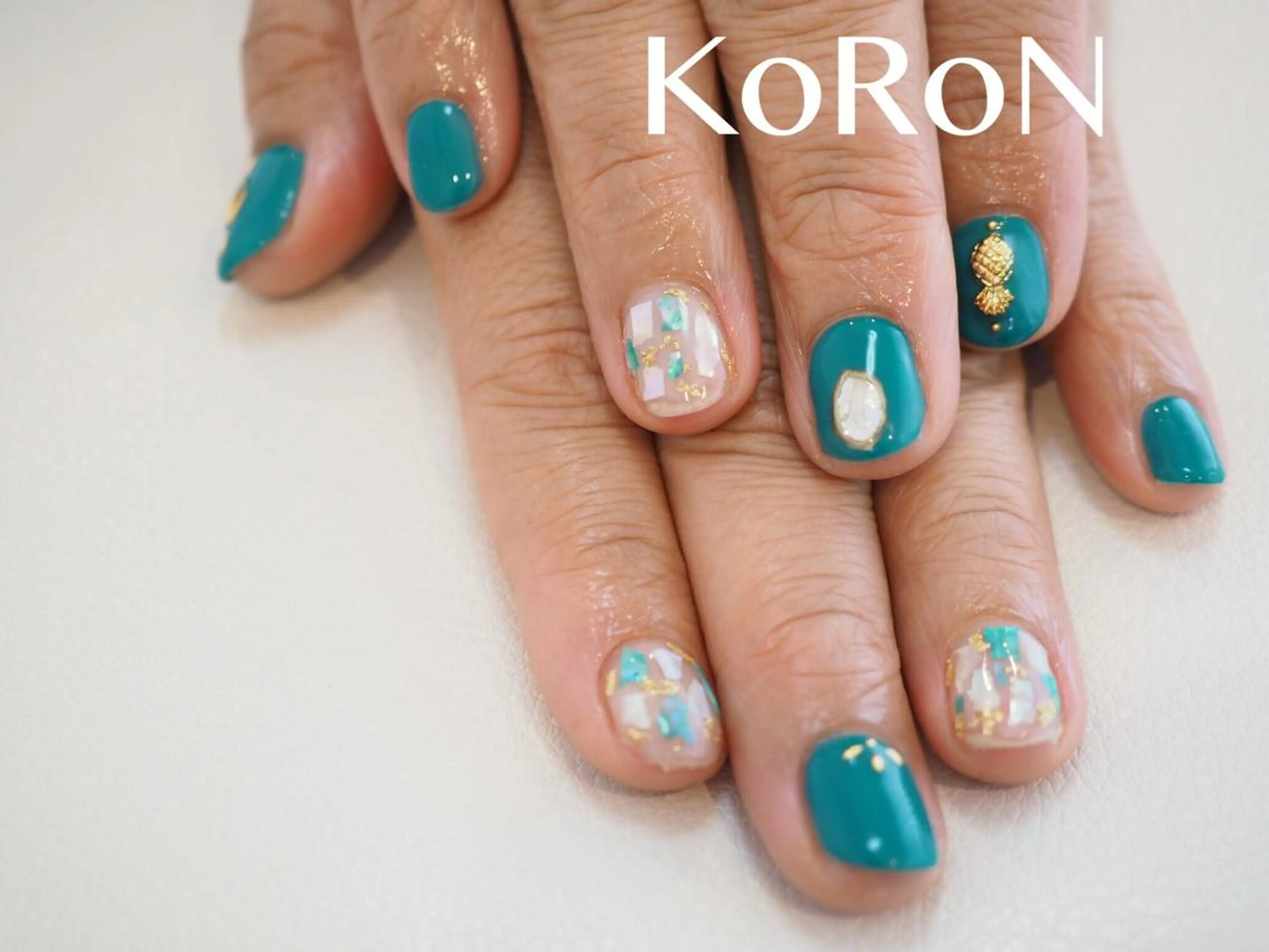 ネイル ストーンネイル 夏ネイル ハンドネイル 自宅サロン鎌倉 KORONのネイルデザイン