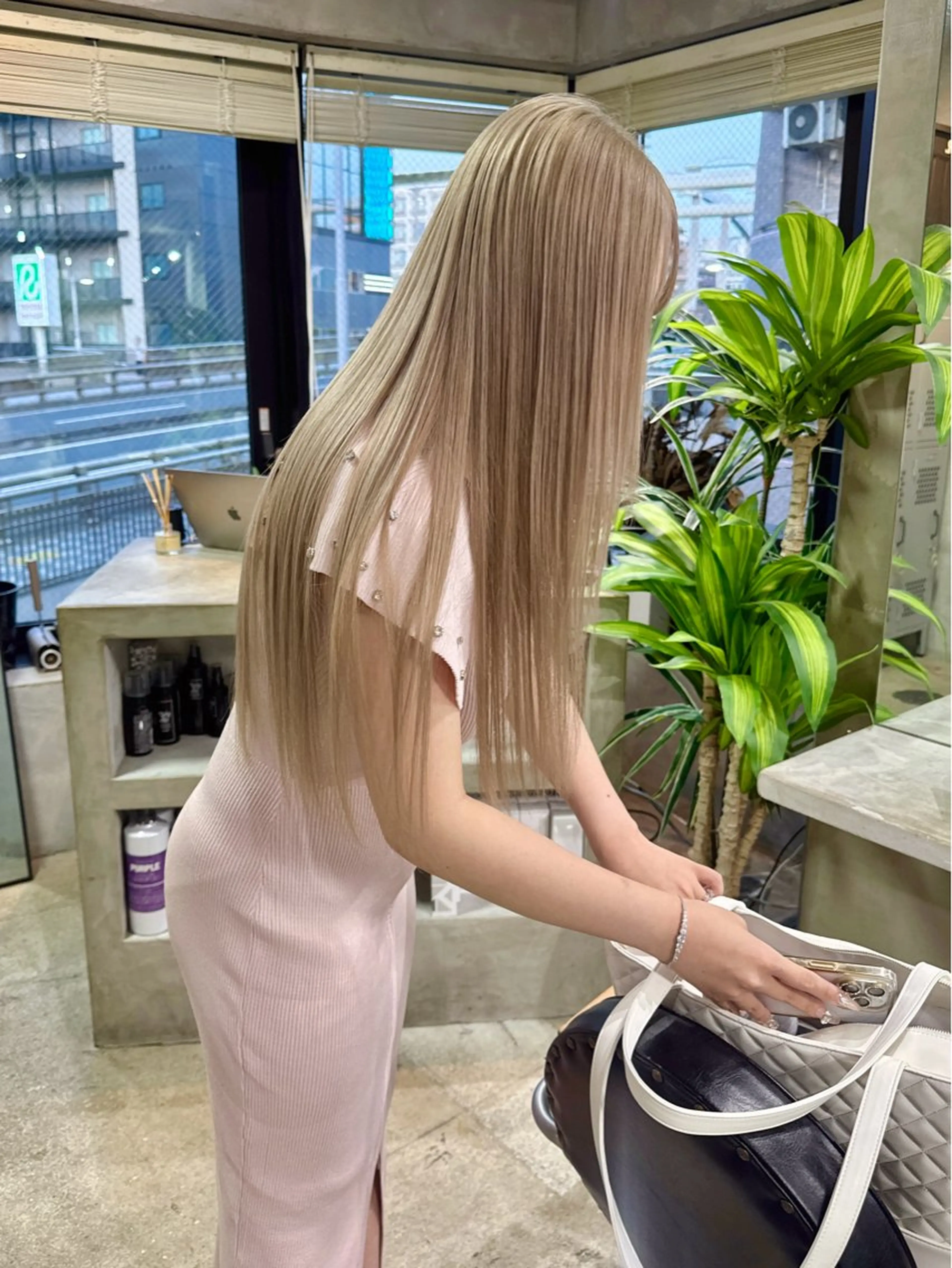 セミロング カラー ベージュカラー ミルクティーベージュ 横浜ブリーチムラ直し ハイトーン/ブリーチのヘアスタイル