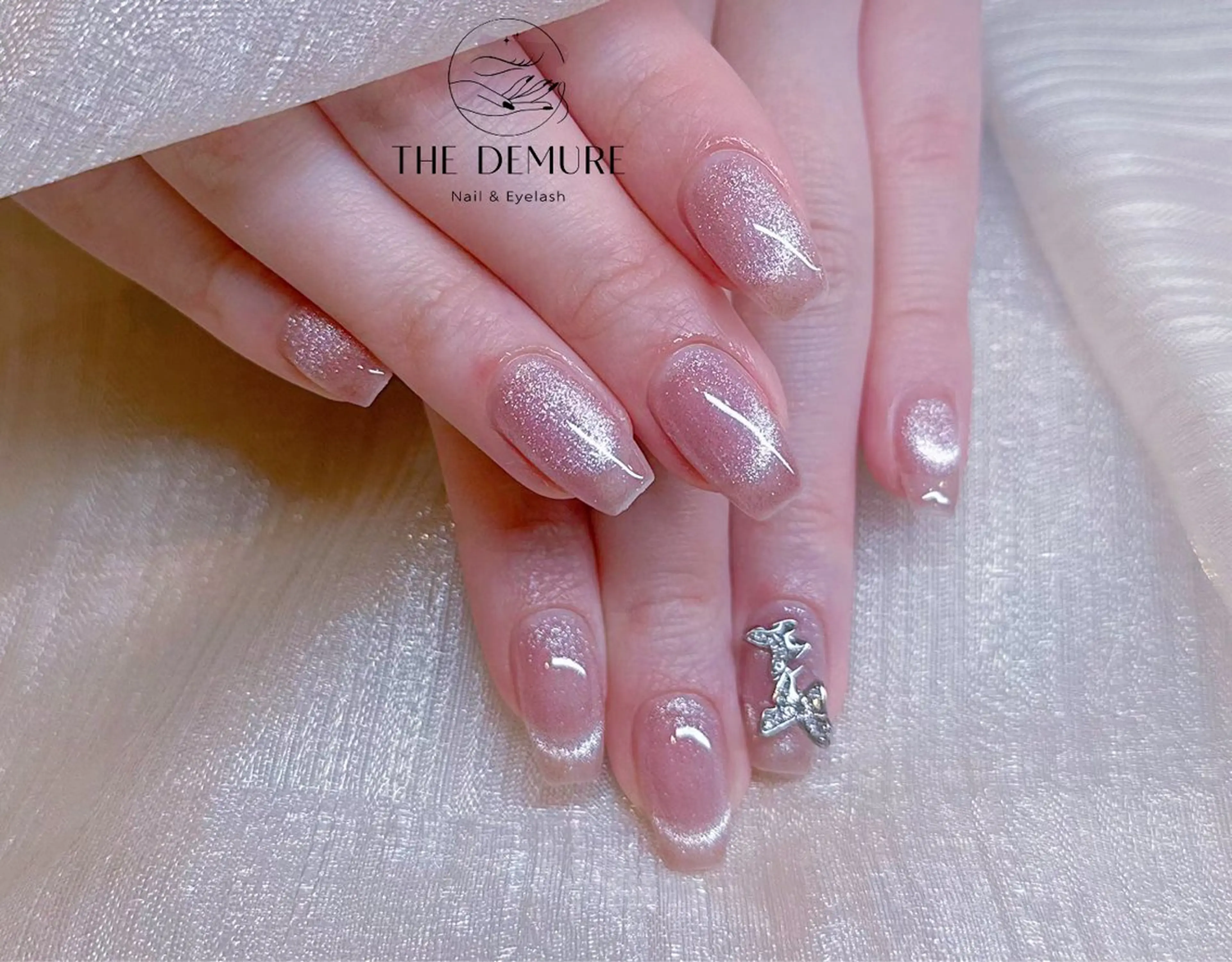 ネイル アートネイル キラキラネイル 韓国ネイル 水色 ロングネイル ハンドネイル ハンドケア NailDemure 【銀座店】のネイルデザイン