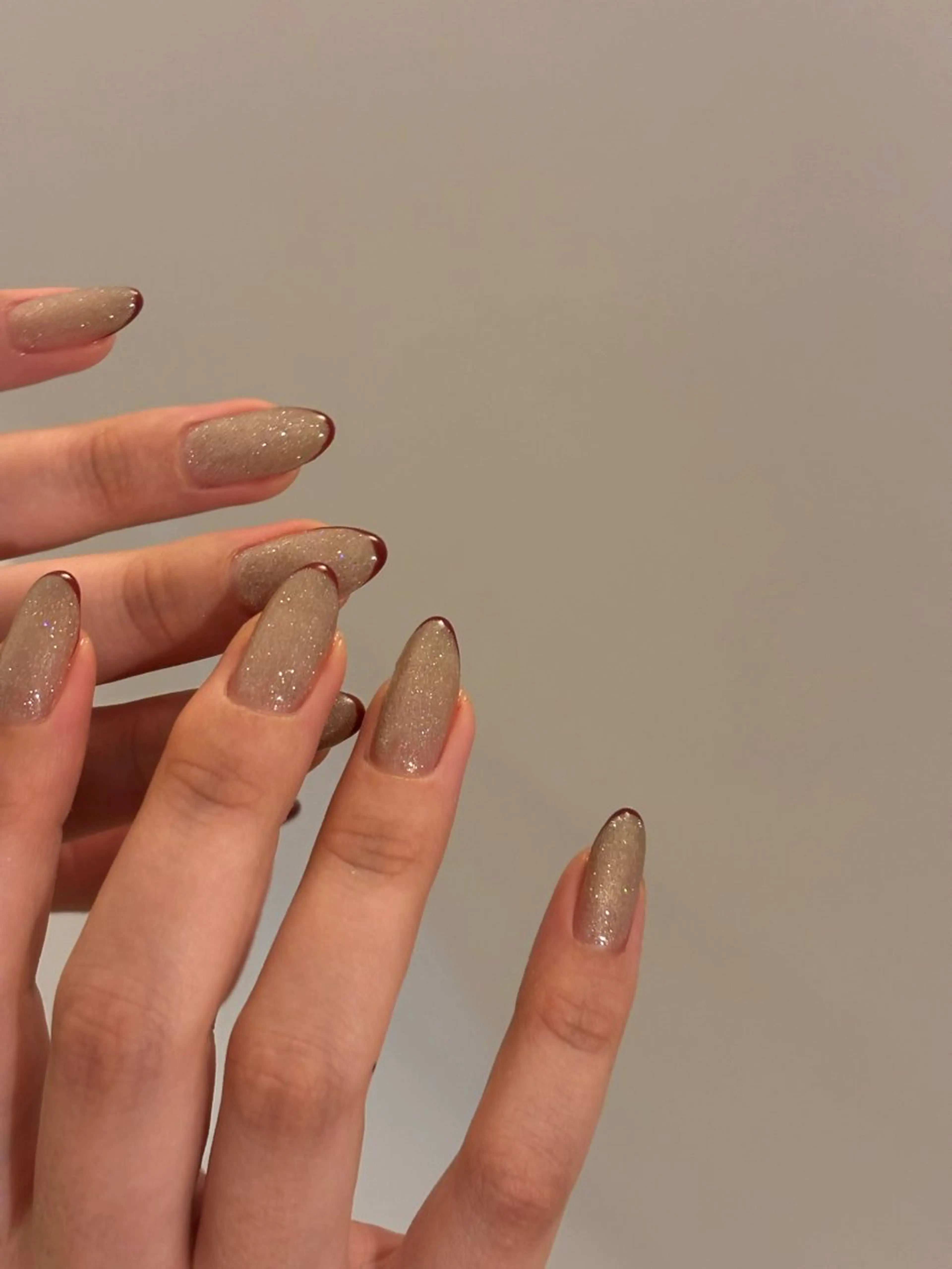 ネイル オーロラネイル フラッシュネイル フレンチネイル キラキラネイル 赤色 ハンドネイル Elio 国泰寺のネイルデザイン