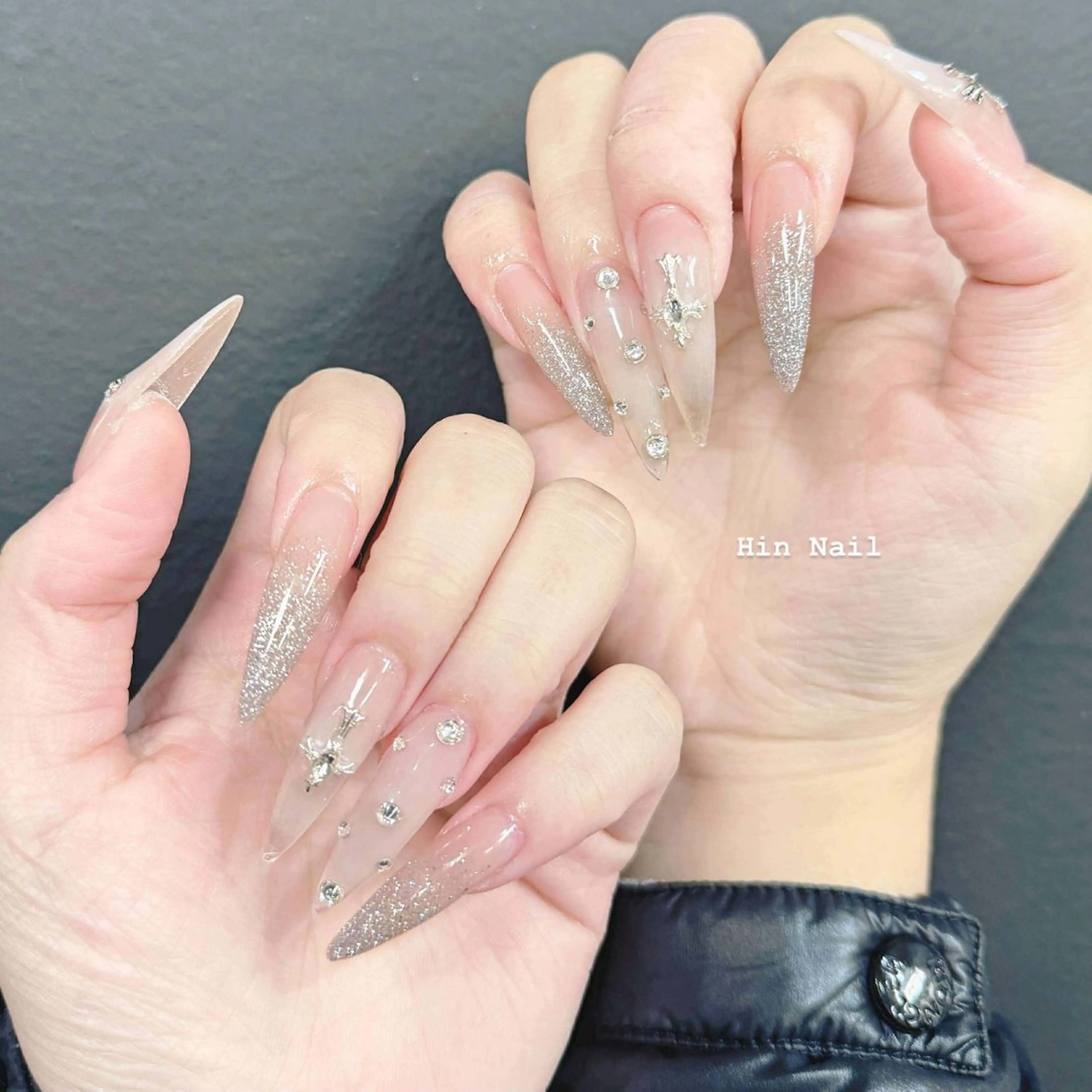 ネイル ボルドー チークネイル フレンチネイル グラデーション キラキラネイル ハンドネイル Hin  Nail所属・Hin Nail Salonのネイルデザイン