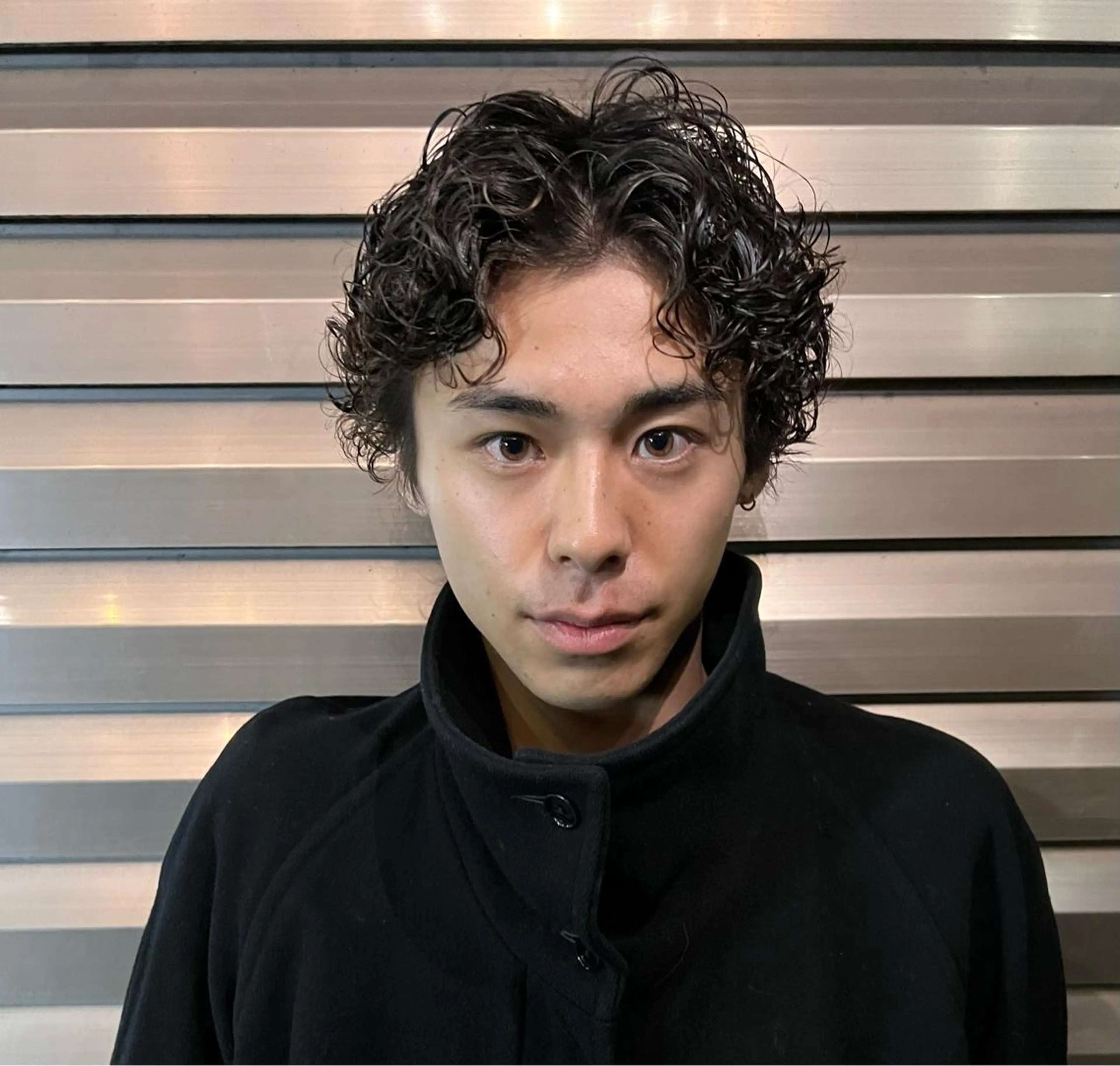 ミディアム パーマ メンズ カット パーマ ラフショートブリー チカラー⚡️リュウジのヘアスタイル