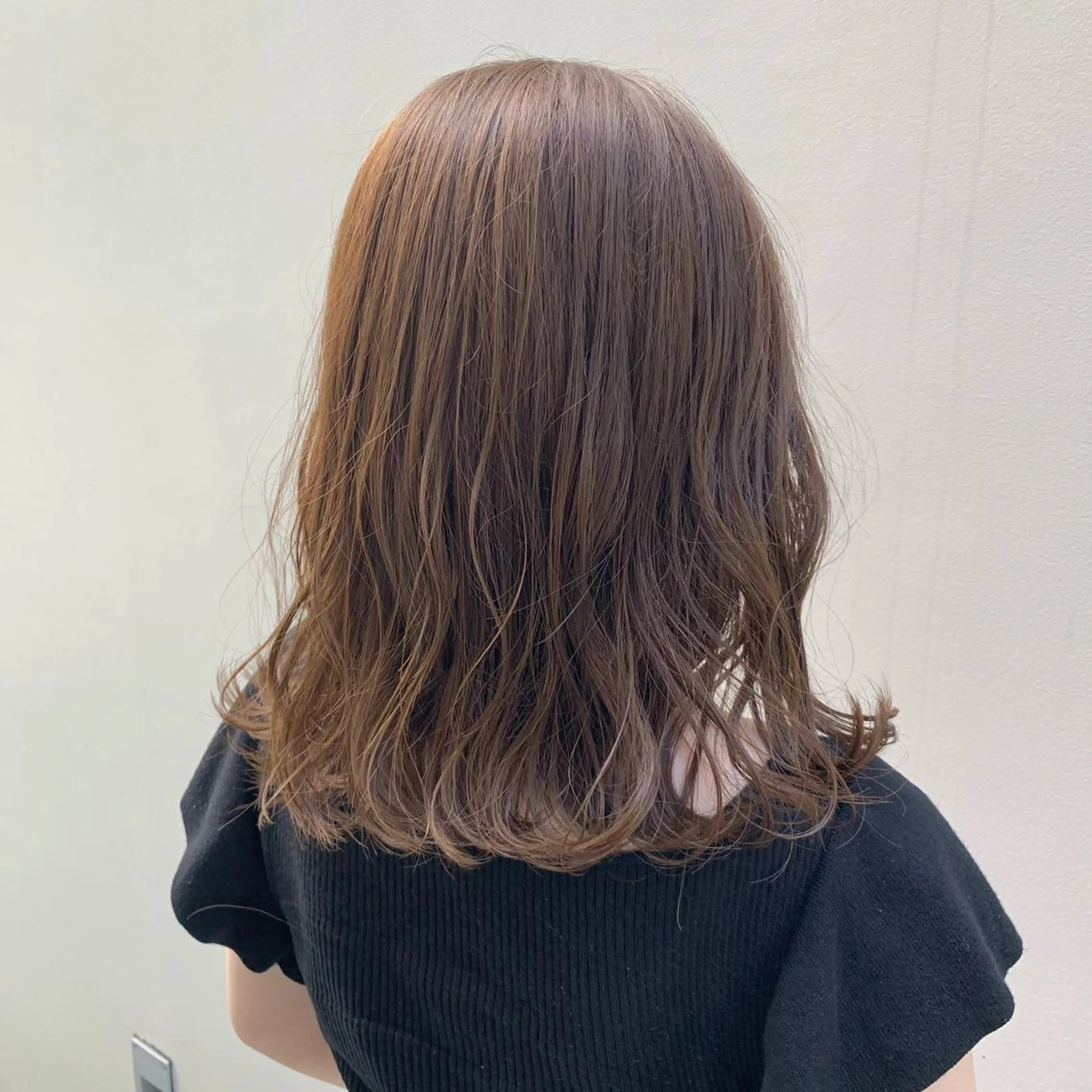 ミディアム カラー ミディアムパーマ ベージュカラー ブリーチ イヤリングカラー イルミナカラー マンツーマン×半個室 まちだきょうすけのヘアスタイル