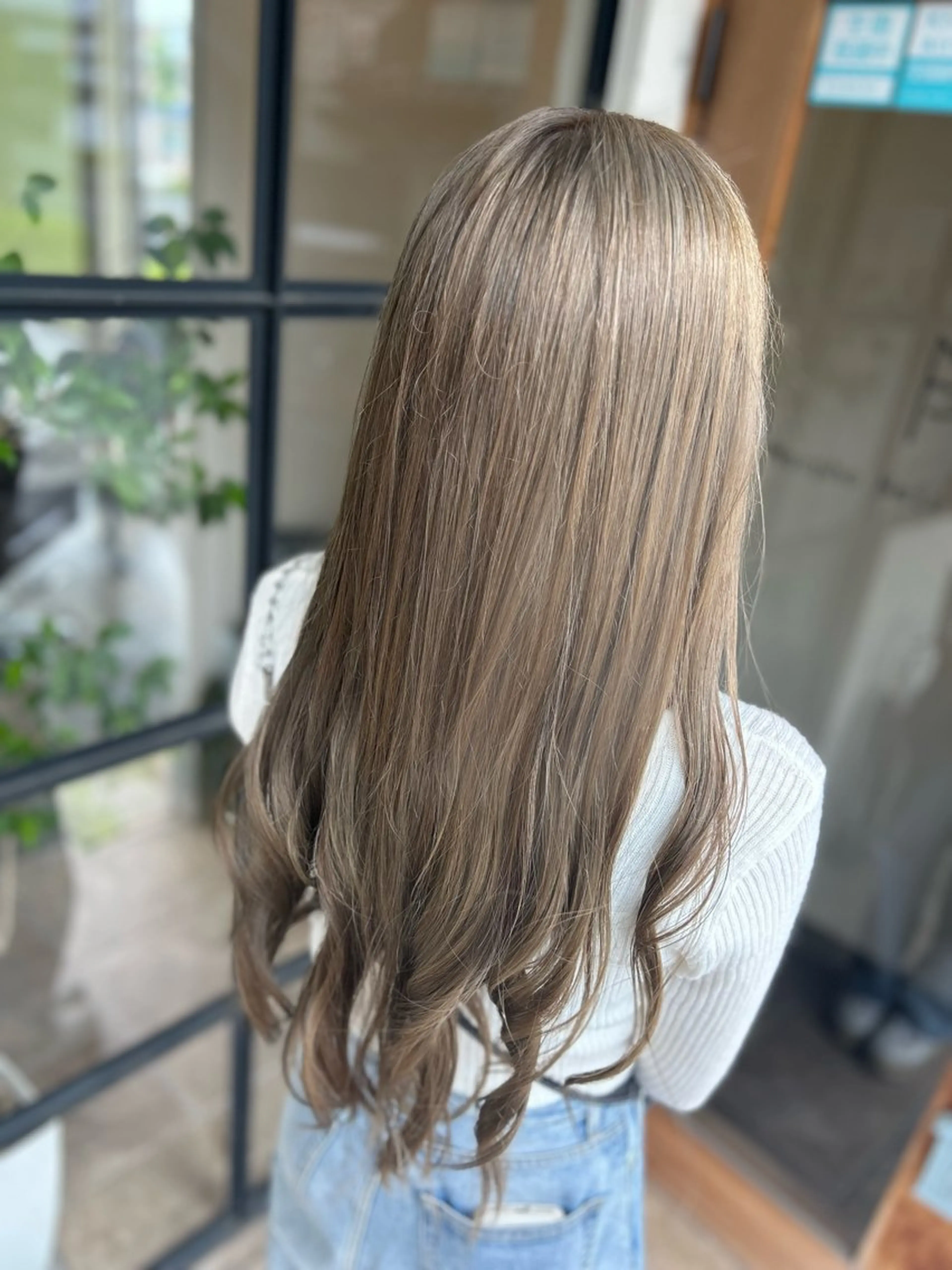 ロング カラー ベージュカラー ブリーチ 透明感カラー ミルクティーベージュ カット ヘアカラー 井上 花音のヘアスタイル
