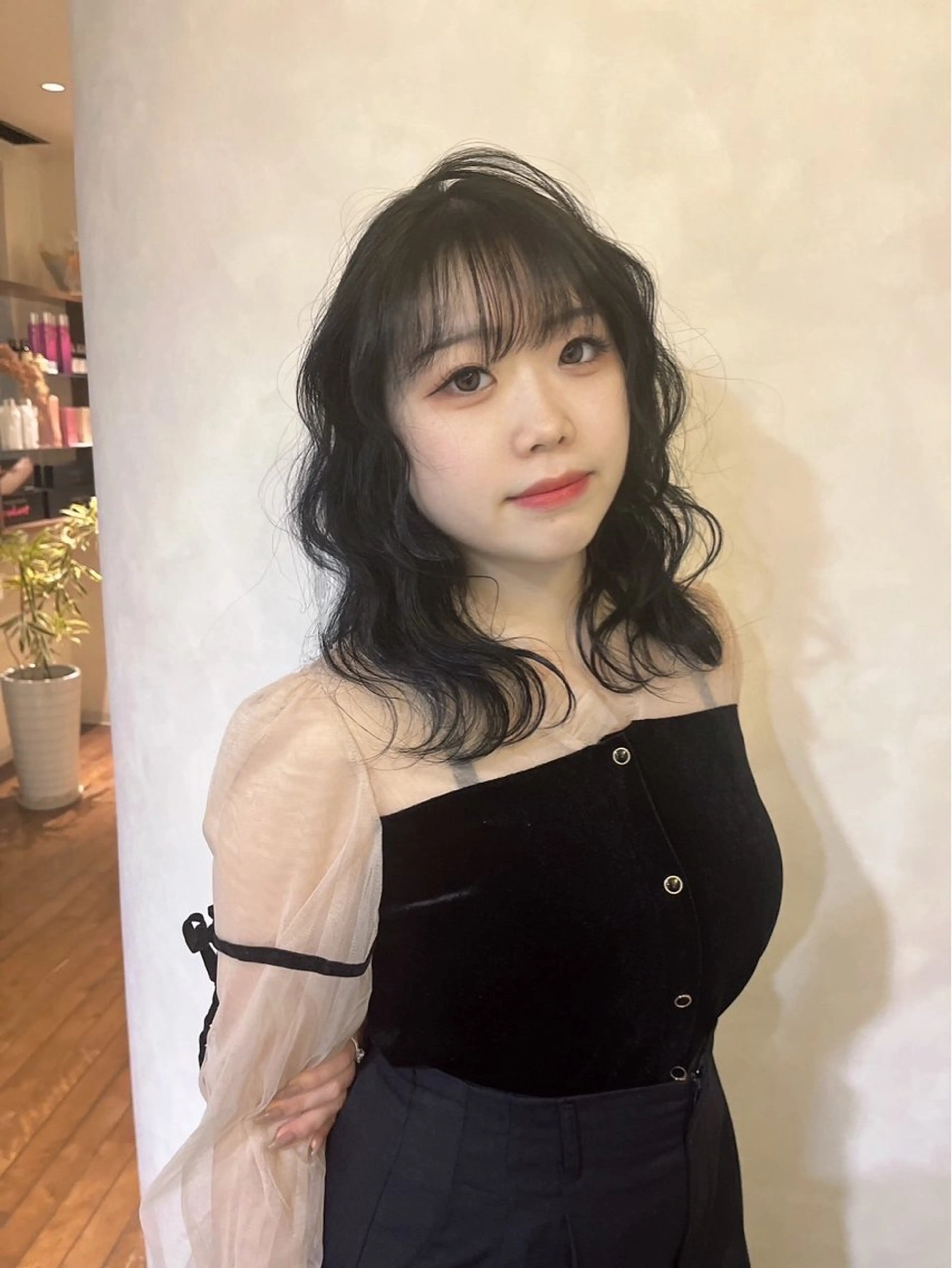 ミディアム カラー 黒髪 ブルーカラー ブルーブラック 透明感カラー 栗本 栞のヘアスタイル