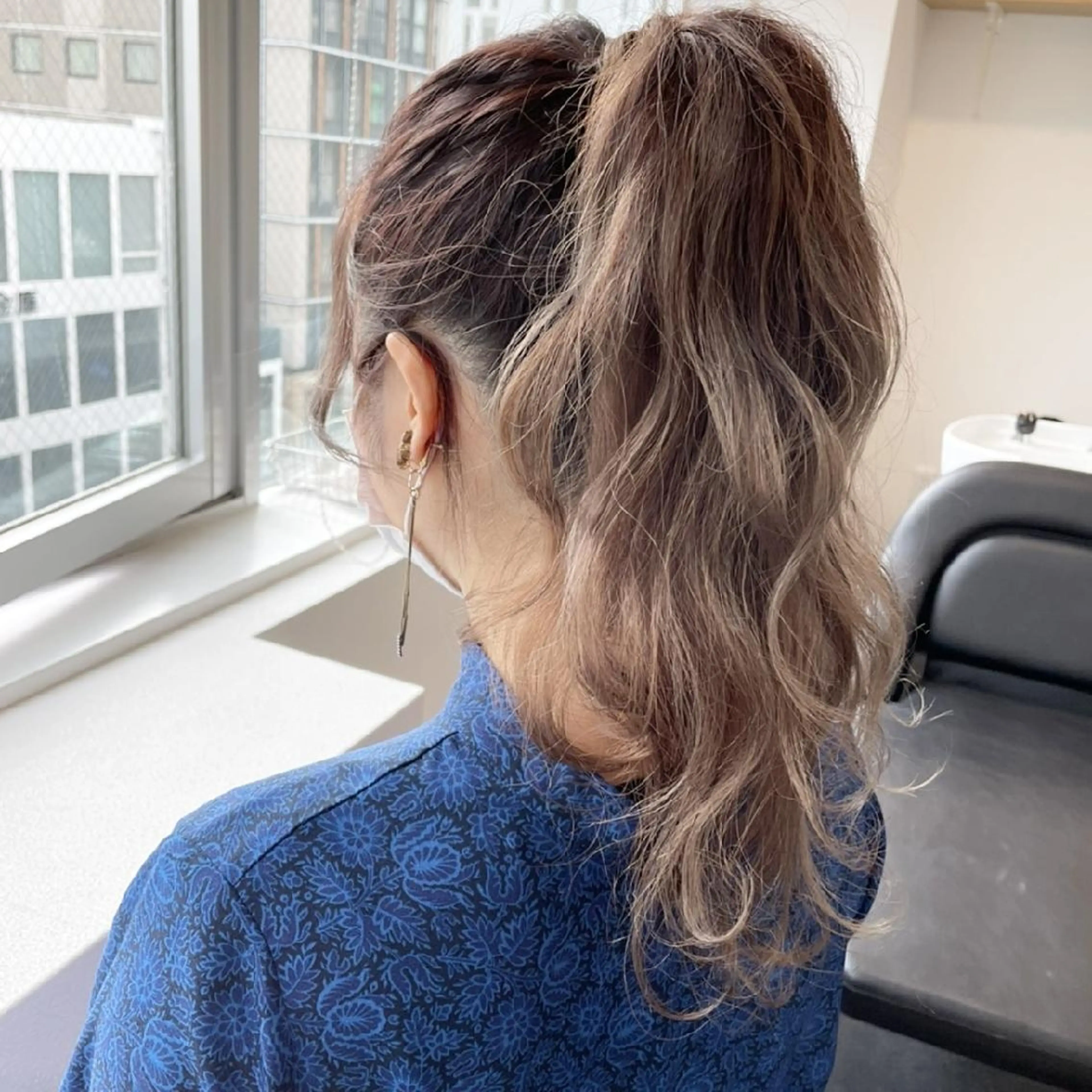 ロング カラー ヘアアレンジ ポニーテール バレイヤージュ レイヤーカット RU RIのヘアスタイル