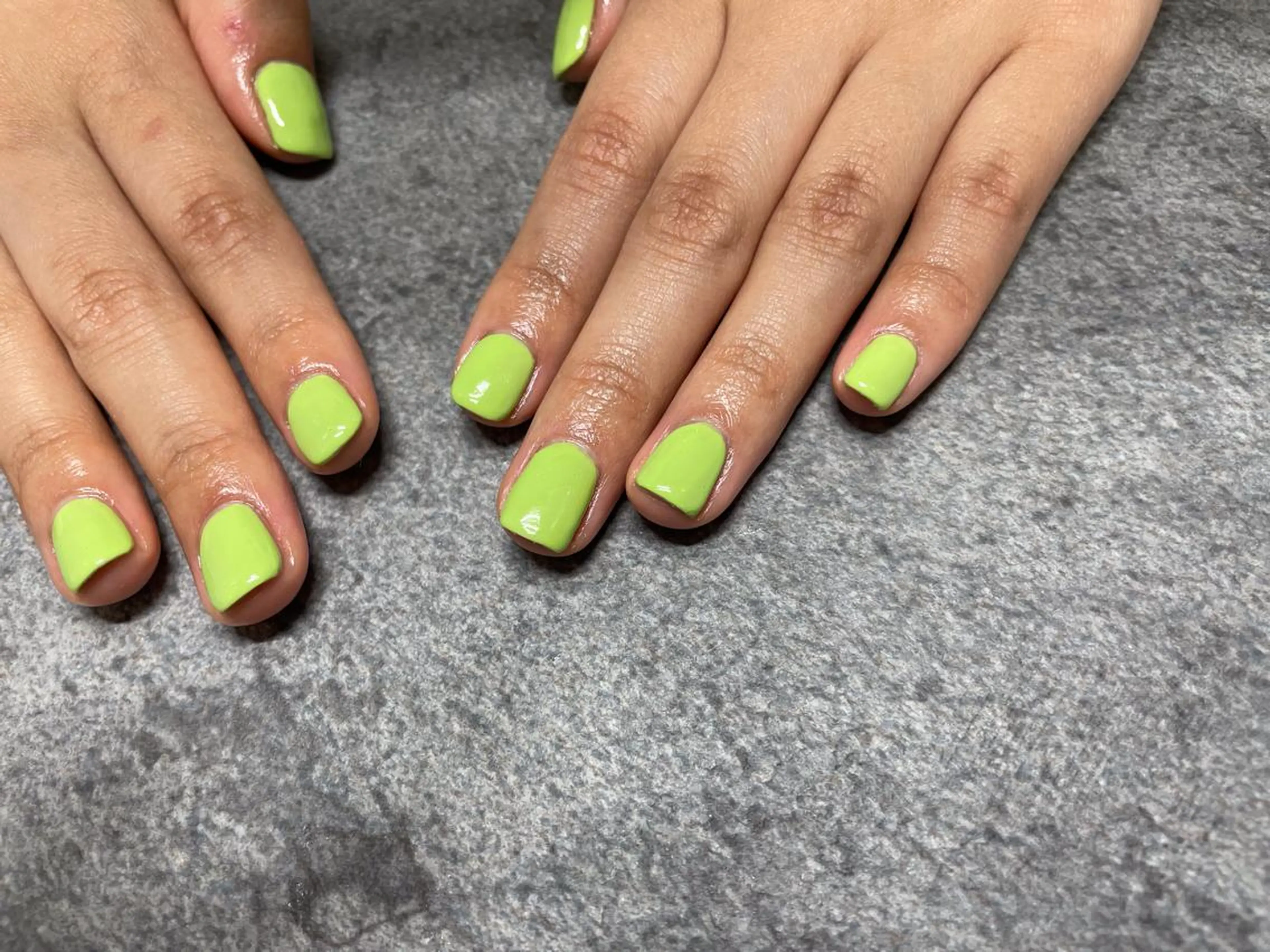 ネイル グリーン ワンカラーネイル ハンドネイル mogunail &blowのネイルデザイン