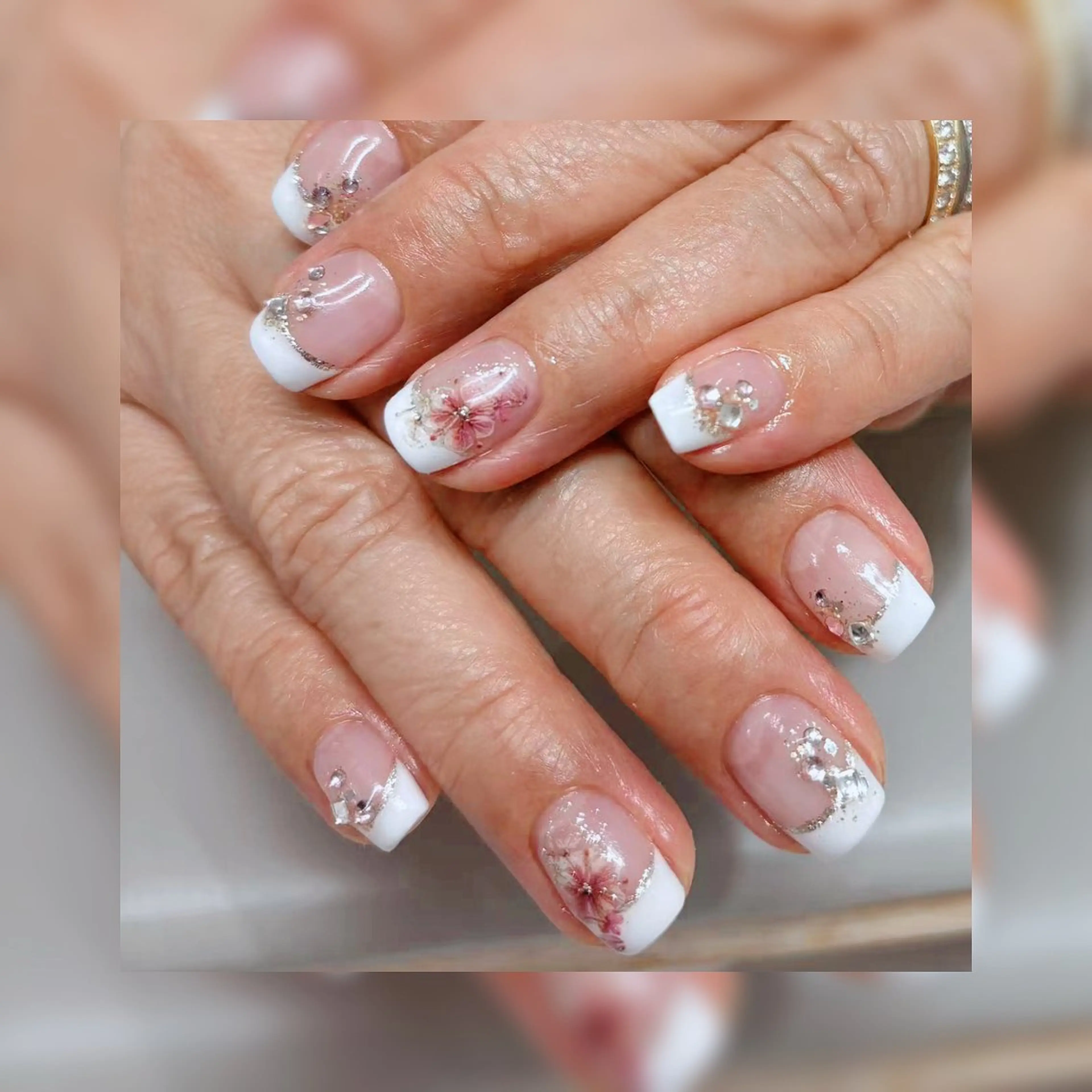 ネイル フレンチネイル ハンドネイル AngelChris ビューティーサロンのネイルデザイン